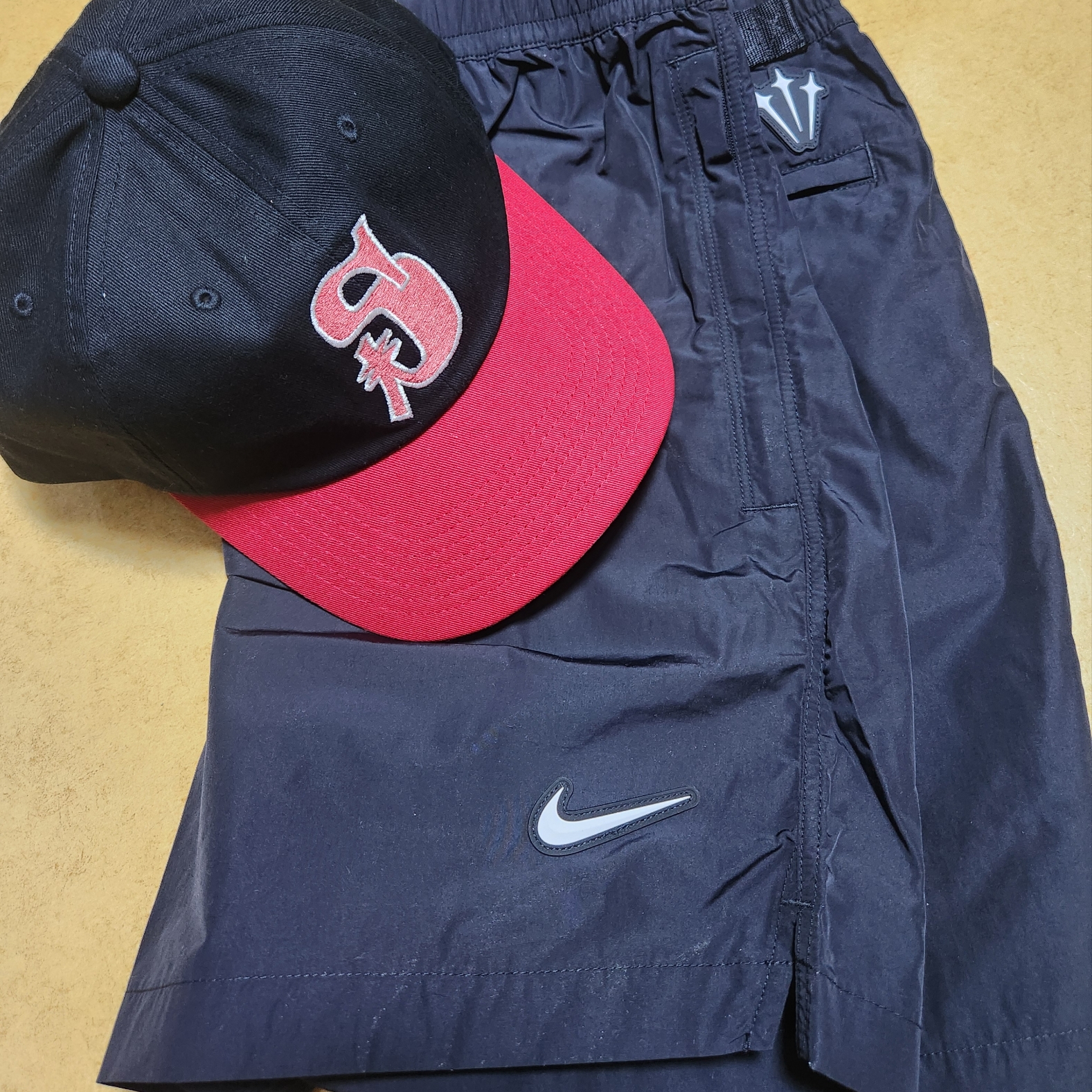 Stussy Vintage S Low Pro Cap Black Red, Nike x Drake Nocta Nylon Woven Shorts Black (FN8194-010) 착용 스타일