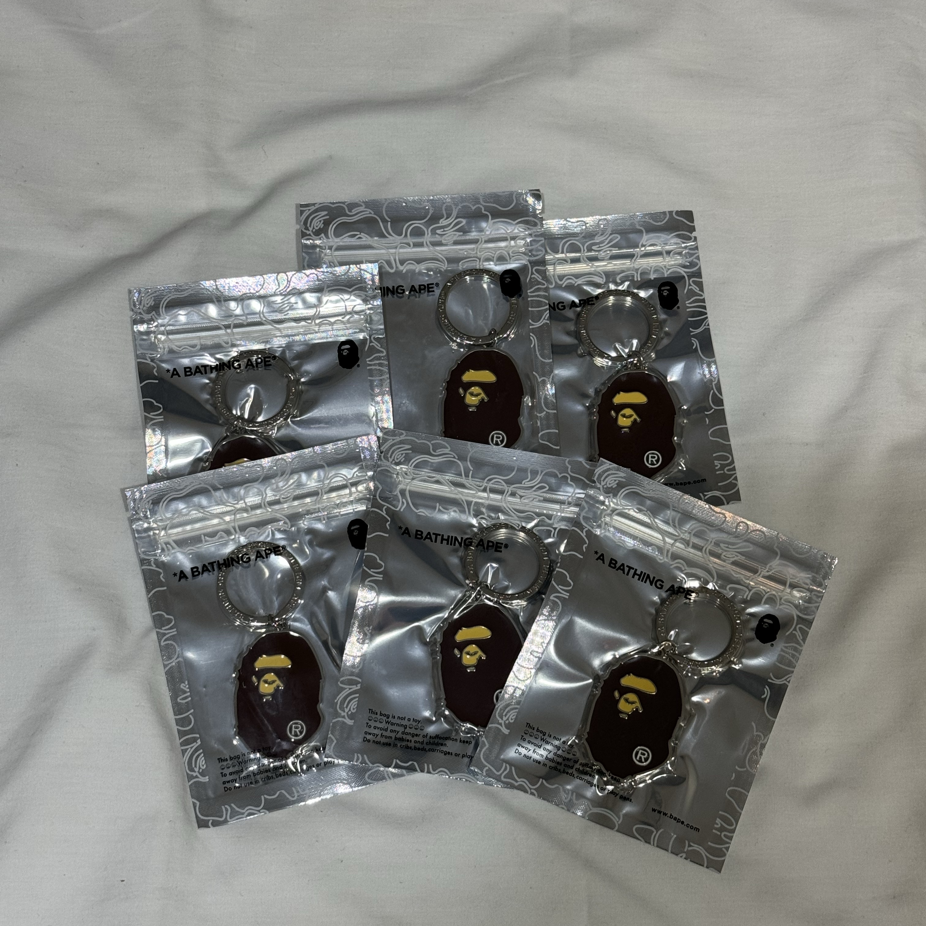 BAPE Ape Head Metal Keychain Brown 착용 스타일