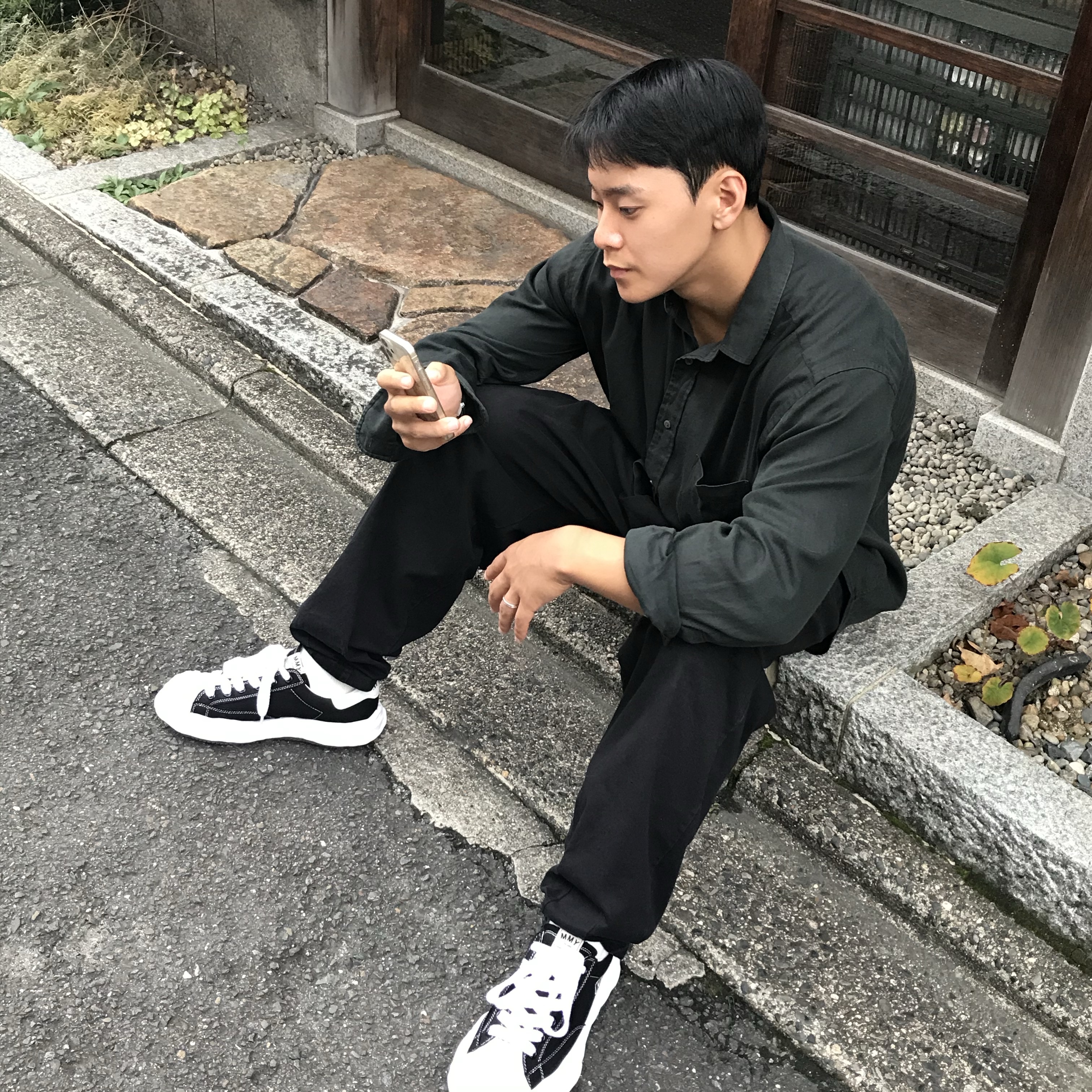Maison Mihara Yasuhiro Blakey OG Sole Canvas Low-top Sneakers Black White 착용 스타일 - 2