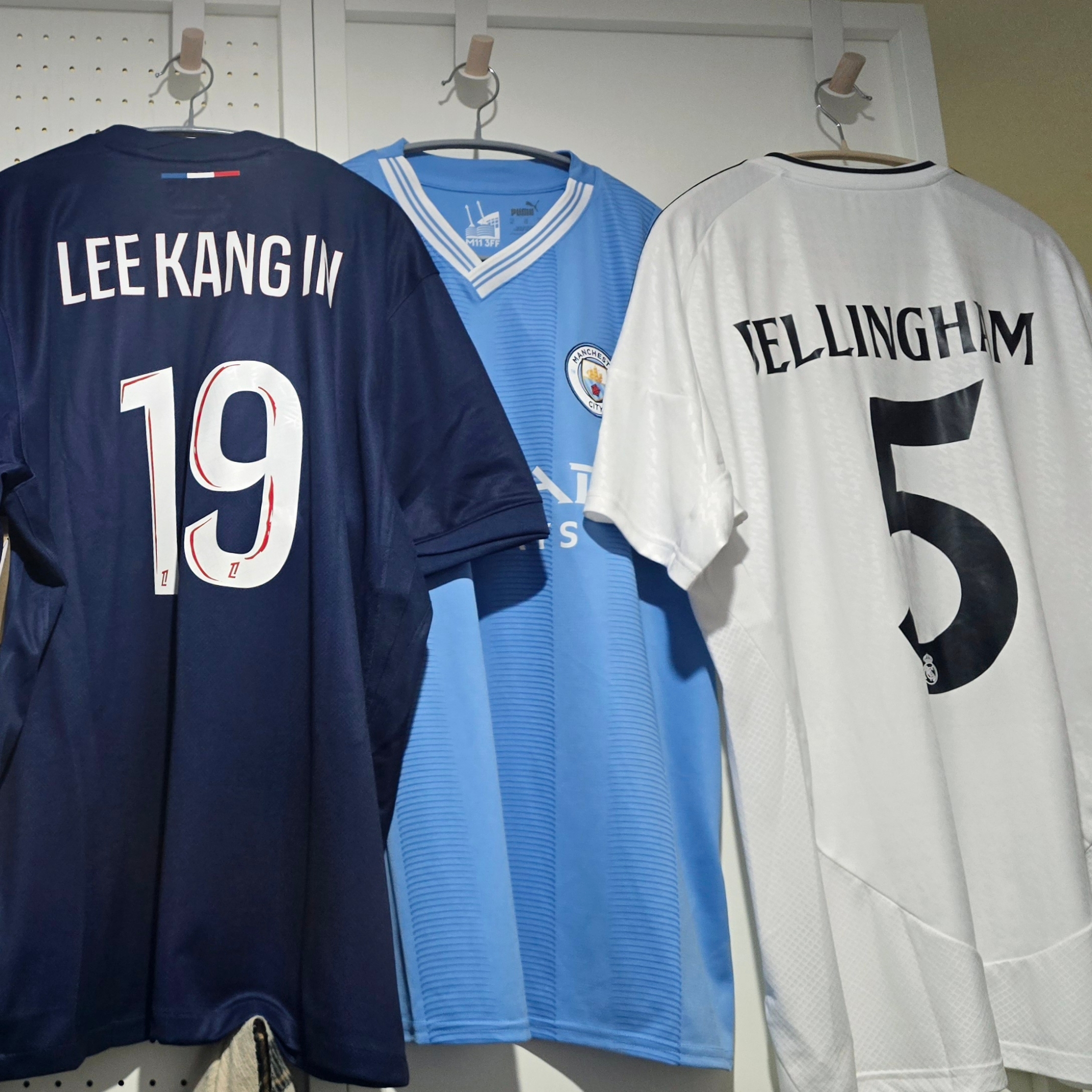 Adidas Manchester United 2023/24 Home Jersey Team Collegiate Red - KR Sizing (Non Marking Ver.), Nike Tottenham Hotspur 2024/25 Dri-Fit Stadium Home Jersey White (Non Marking Ver.) ์ฐฉ์ฉ ์คํ์ผ - 4