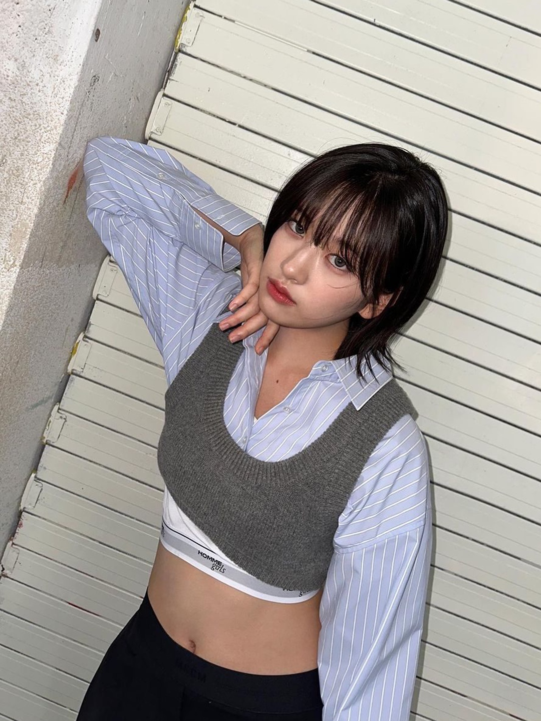 W) 옴므걸스 로고 크롭 탱크탑 화이트 | Homme Girls | KREAM