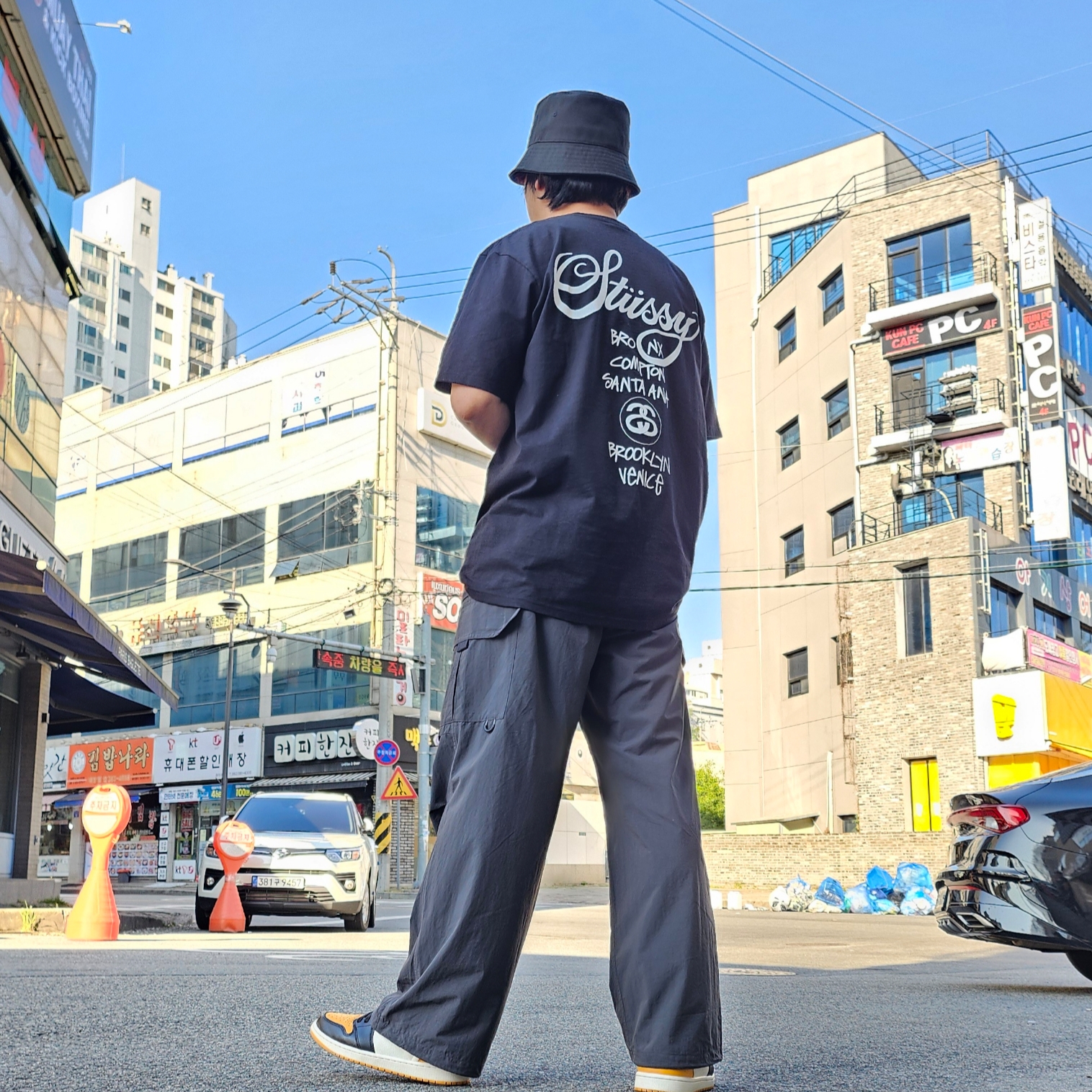 Jordan 1 Retro High OG Taxi, Stussy Stock Lock Deep Bucket Hat Black 착용 스타일 - 1