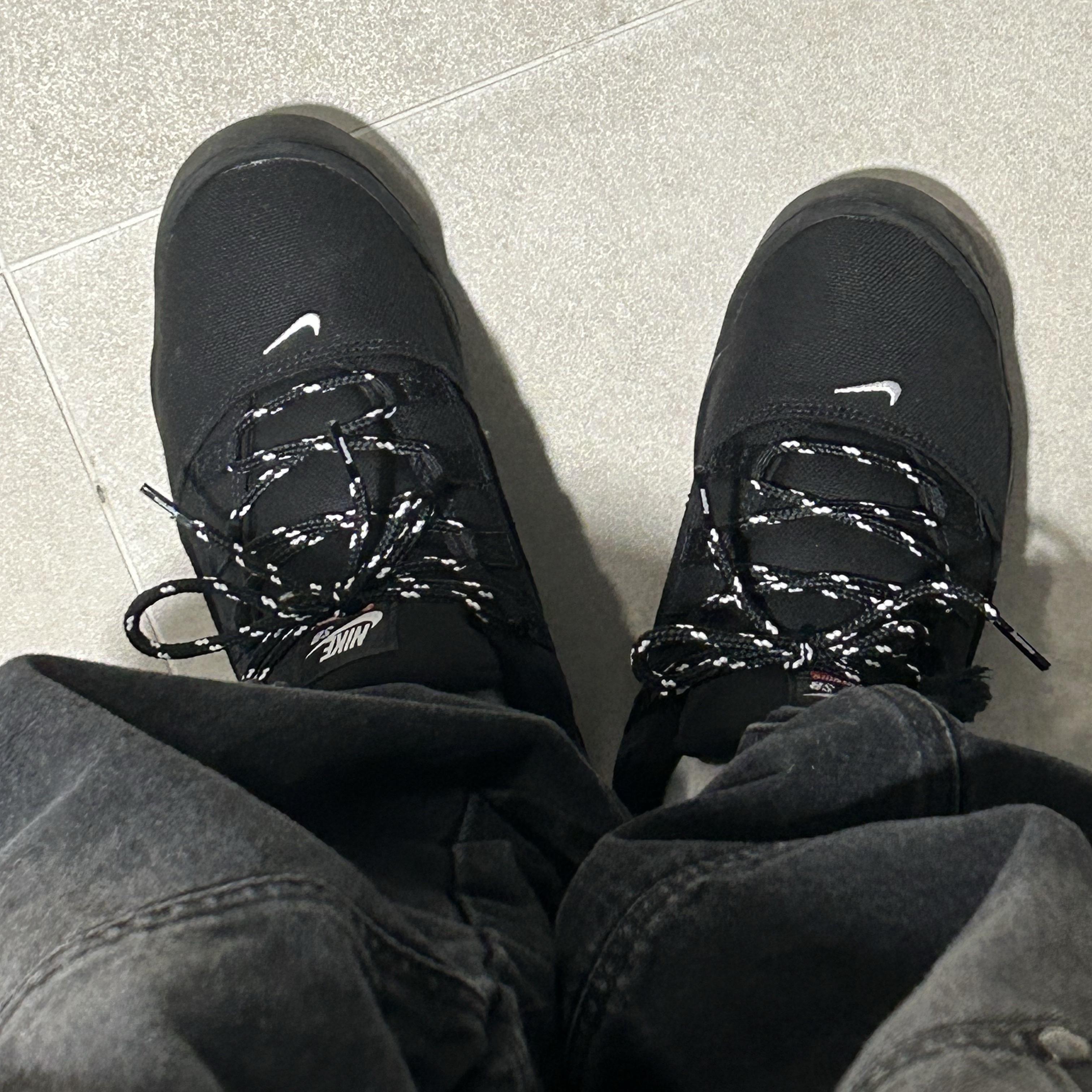 Nike x Supreme SB Darwin Low Black 착용 스타일