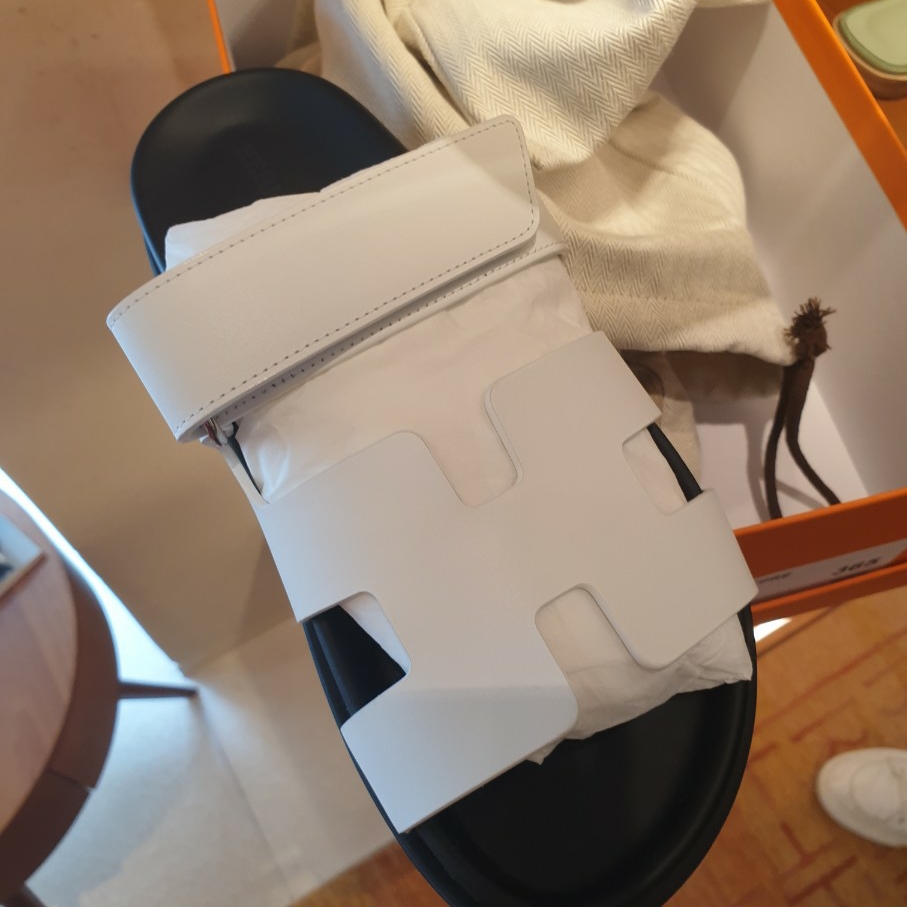 (W) Hermes Chypre Sandal Calfskin & Blanc 착용 스타일 - 1