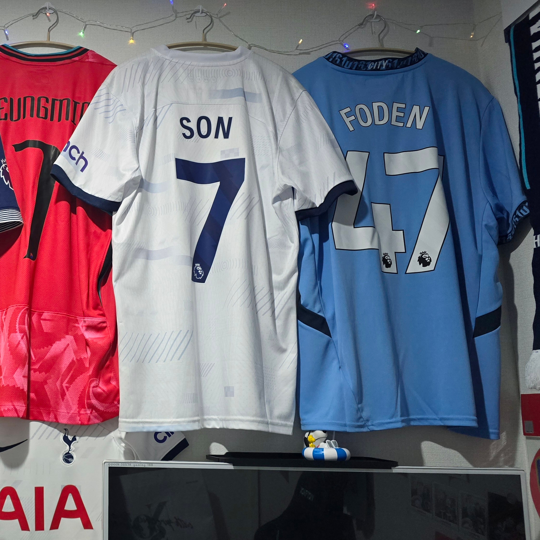 Adidas Manchester United 2023/24 Home Jersey Team Collegiate Red - KR Sizing (Non Marking Ver.), Nike Tottenham Hotspur 2024/25 Dri-Fit Stadium Home Jersey White (Non Marking Ver.) ์ฐฉ์ฉ ์คํ์ผ - 2