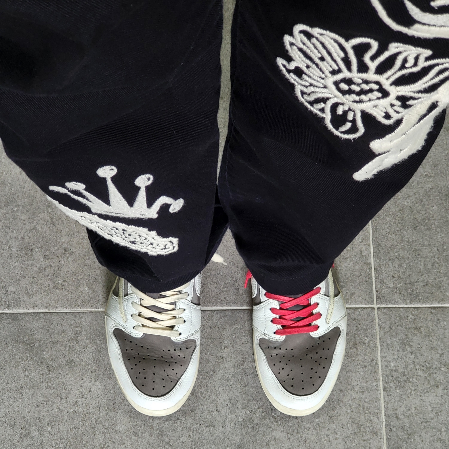 Jordan 1 x Travis Scott Retro Low OG SP Sail and Ridgerock, Stussy Noma Icon Beach Pants Washed Black 착용 스타일 - 1