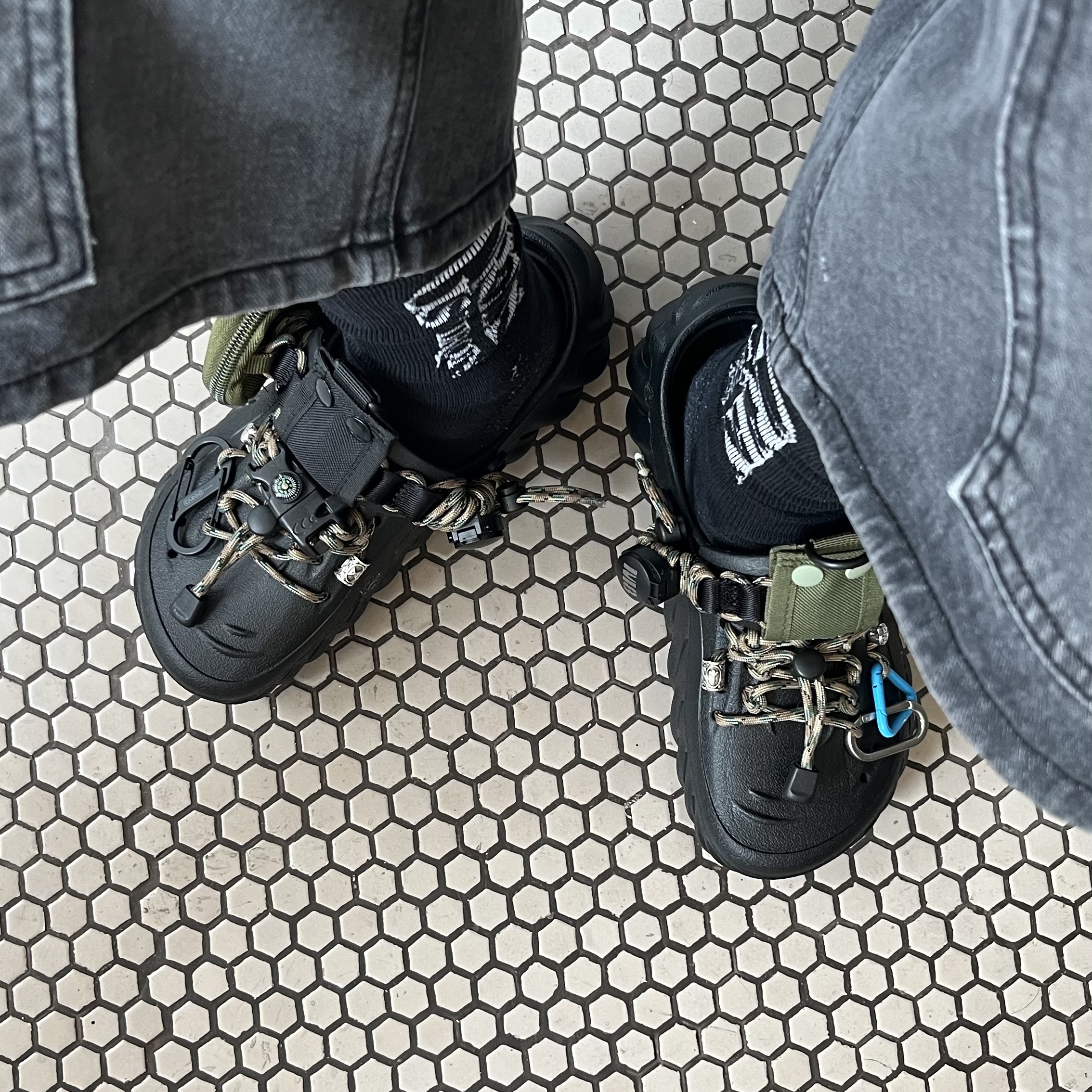 Crocs Echo Clog Black 착용 스타일 - 3