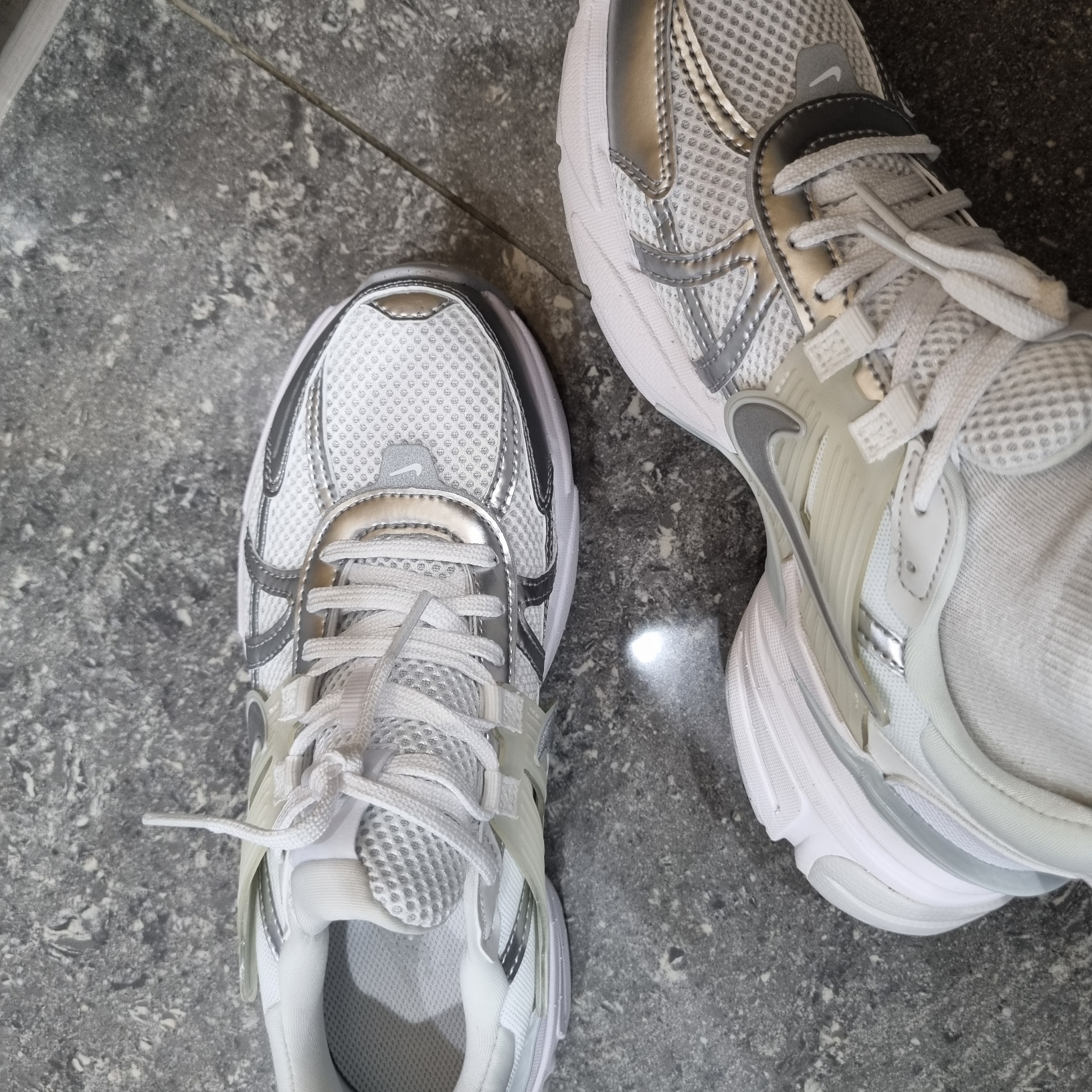 Nike V2K Run Metallic Silver White 착용 스타일