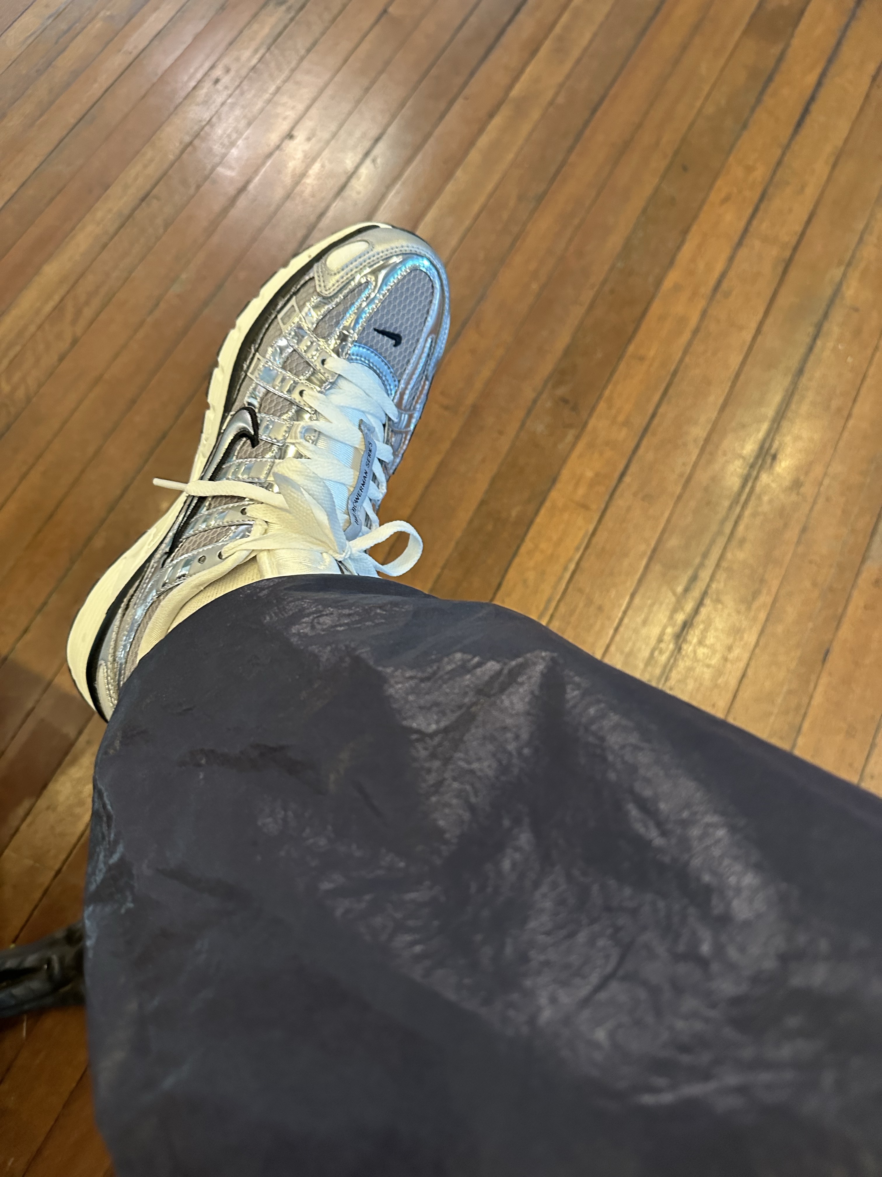 Nike P-6000 Metallic Silver 착용 스타일