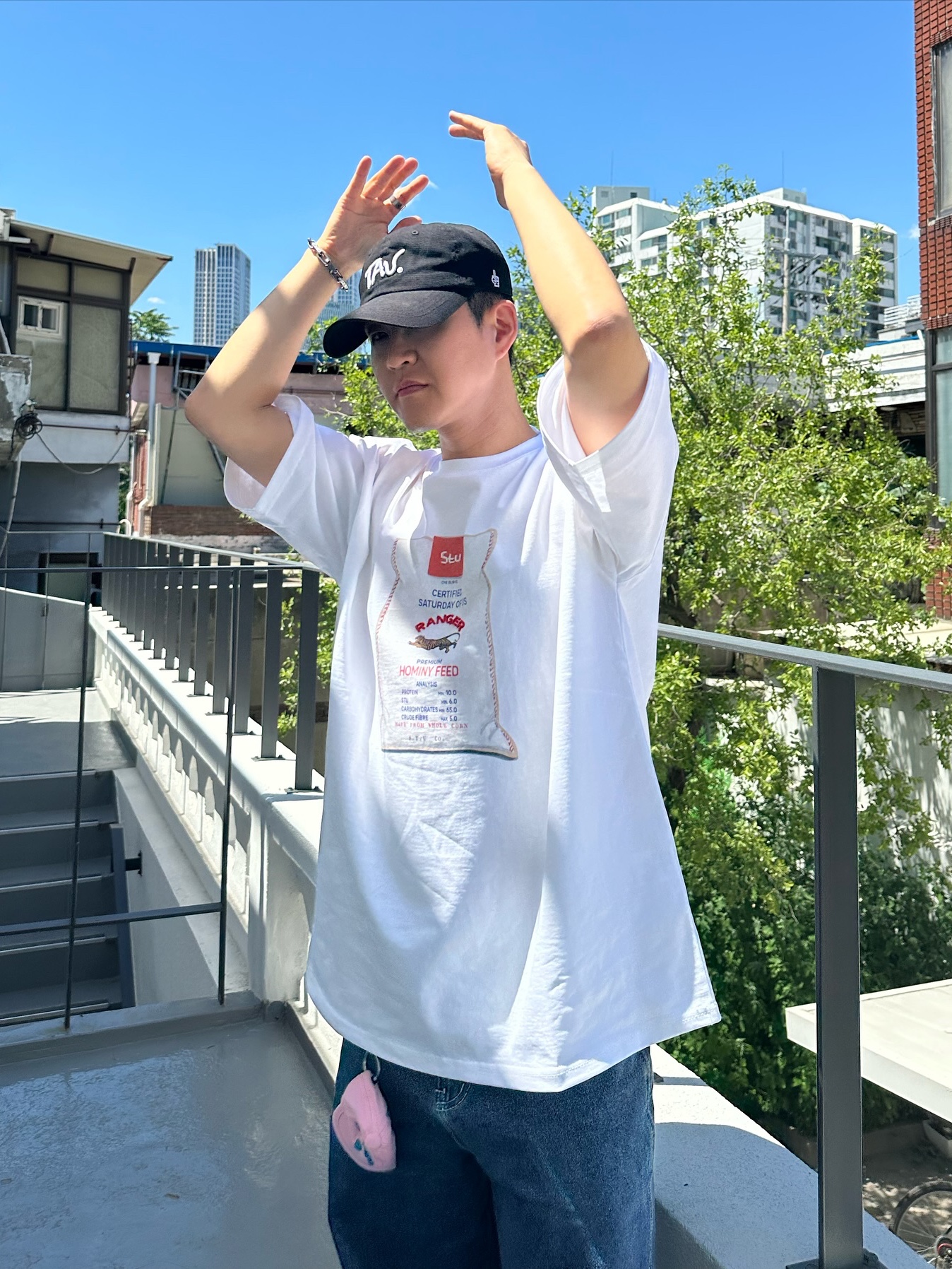 STU Burlap Bag Printing Beads T-shirt White 착용 스타일 - 3