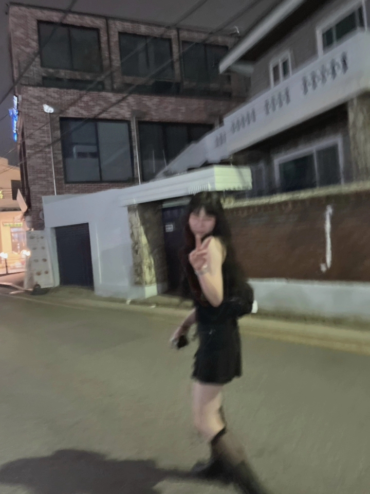 (W) 디젤 M-오네르바-탑 로고 플라크 컷아웃 니트 탑 실버 블랙, 마뗑킴 마들렌 라운드백 블랙 착용 스타일 - 3