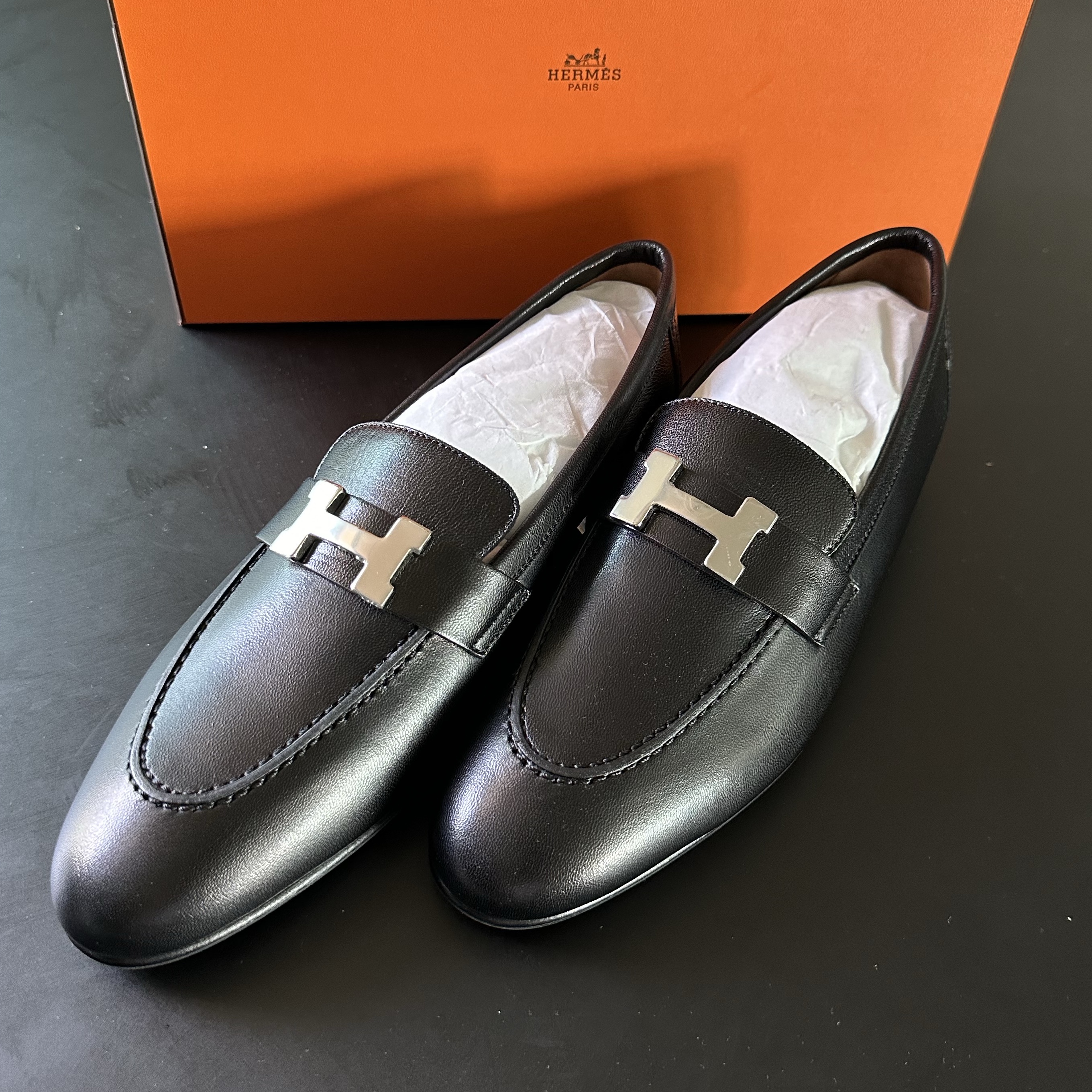 (W) Hermes Paris Loafers Goatskin & Palladium Noir 착용 스타일 - 2