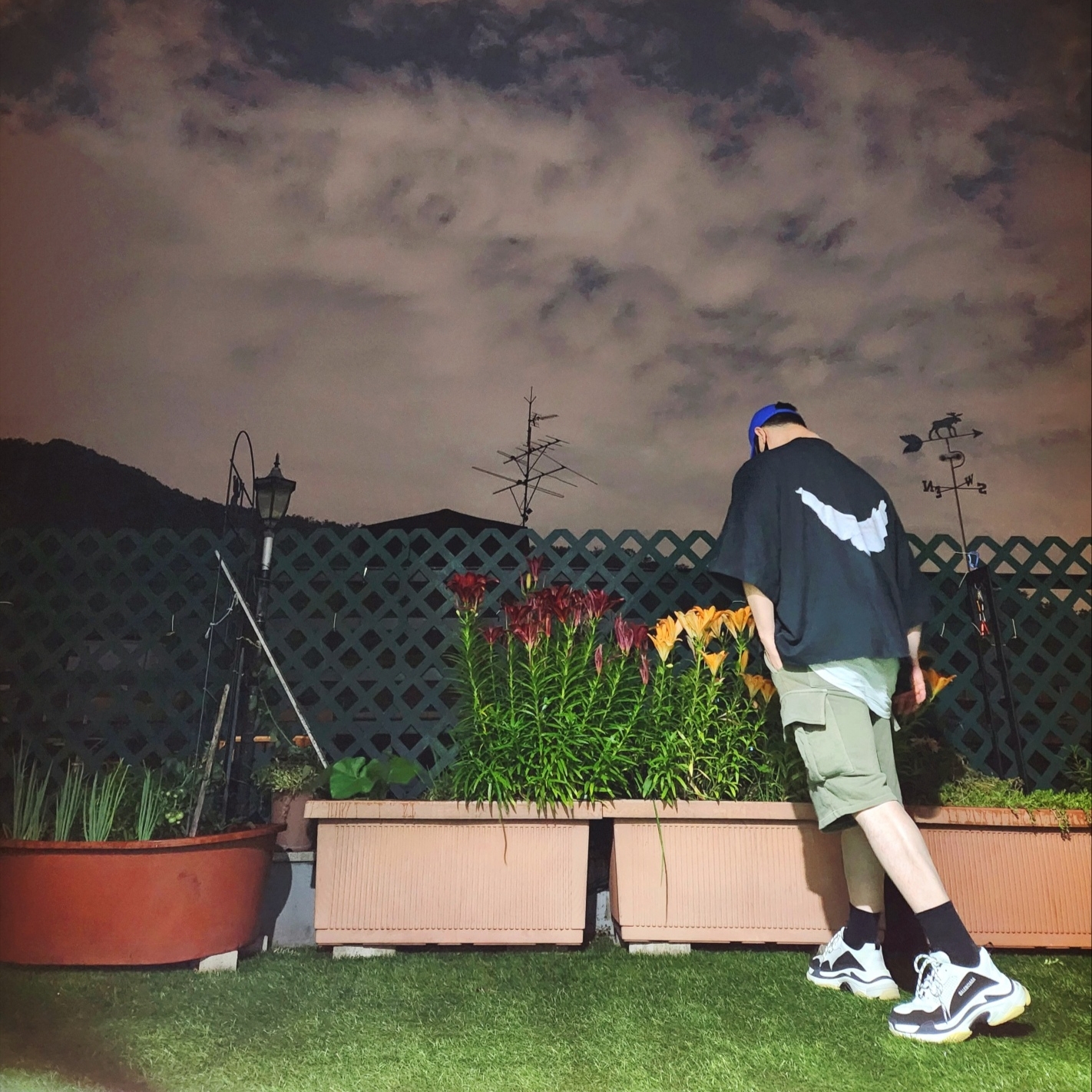 Yeezy Gap Engineered By Balenciaga Dove No Seam T-Shirt Black, Balenciaga Triple S Trainer White Black 착용 스타일 - 2