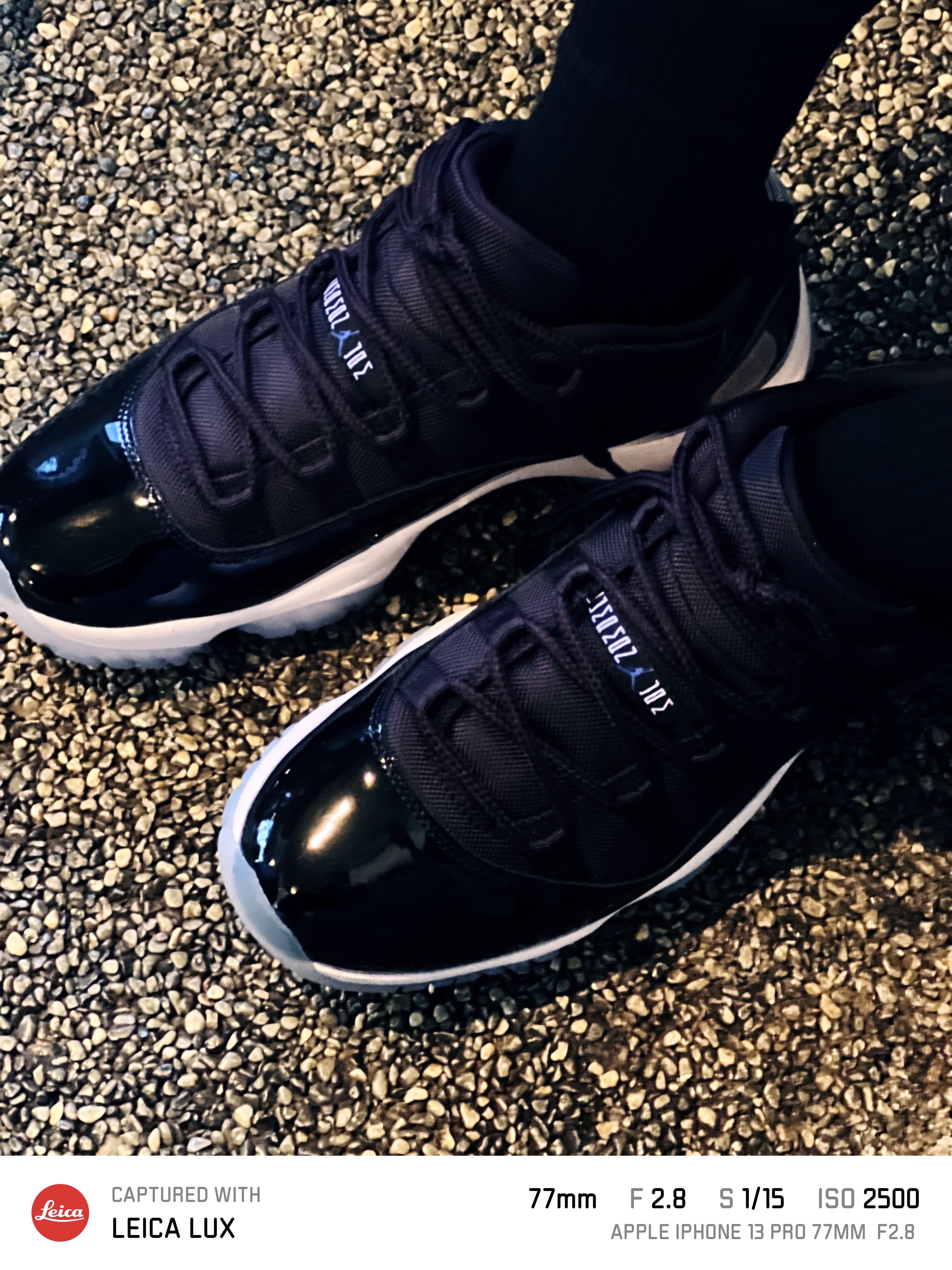 Jordan 11 Retro Low Black and Varsity Royal 착용 스타일