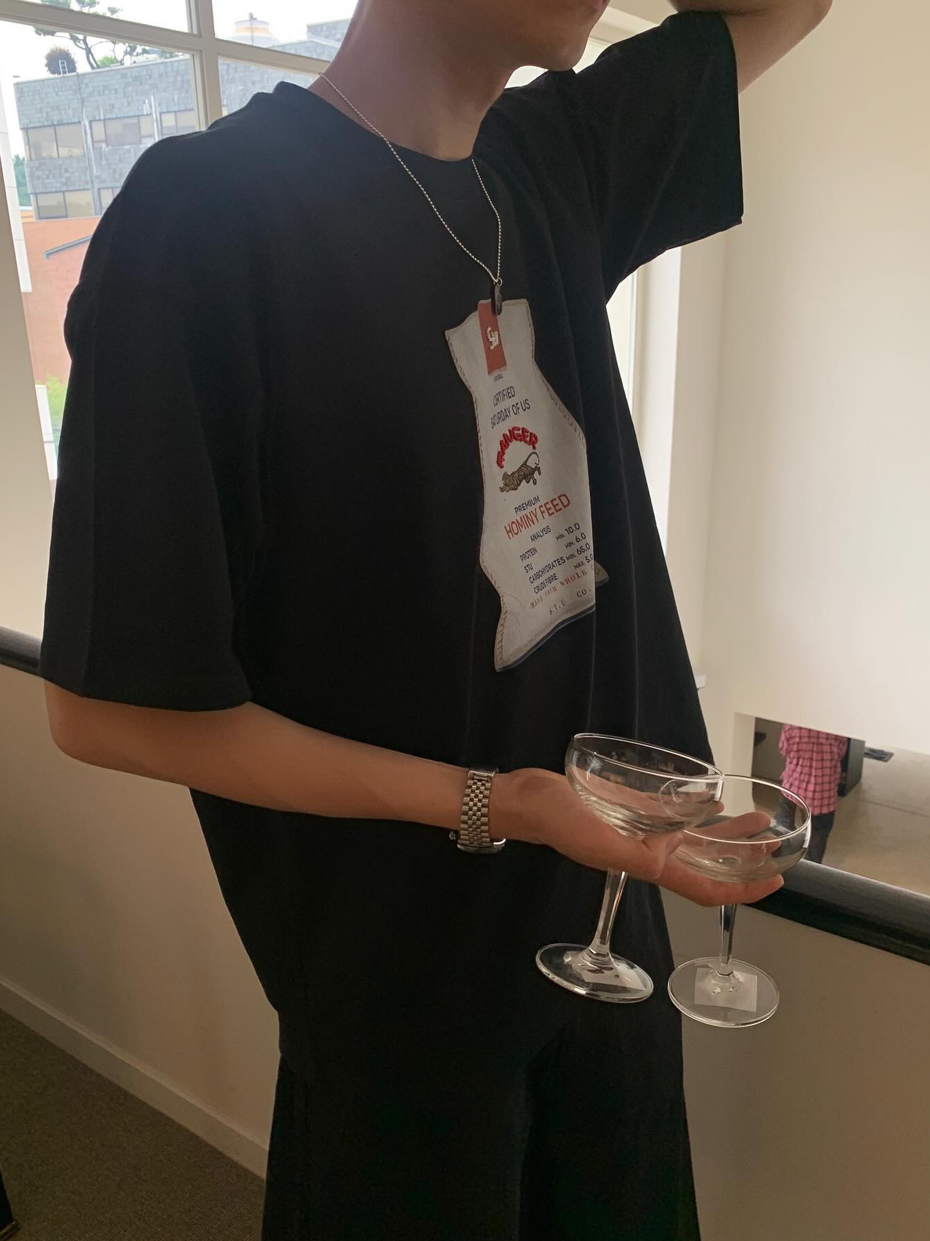 STU Burlap Bag Printing Beads T-shirt Black 착용 스타일 - 2
