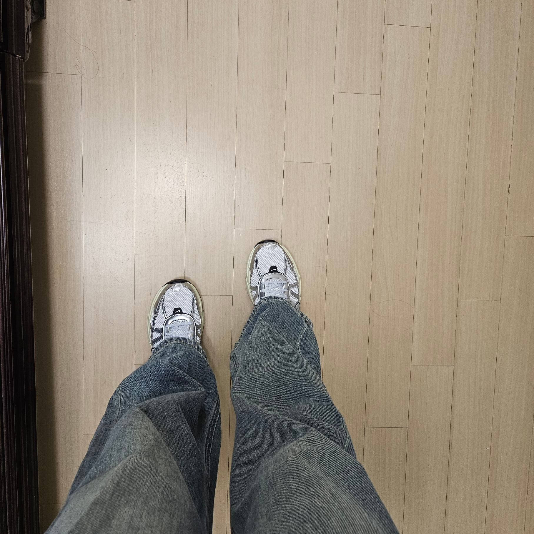 Nike V2K Run Summit White Metallic Silver 착용 스타일