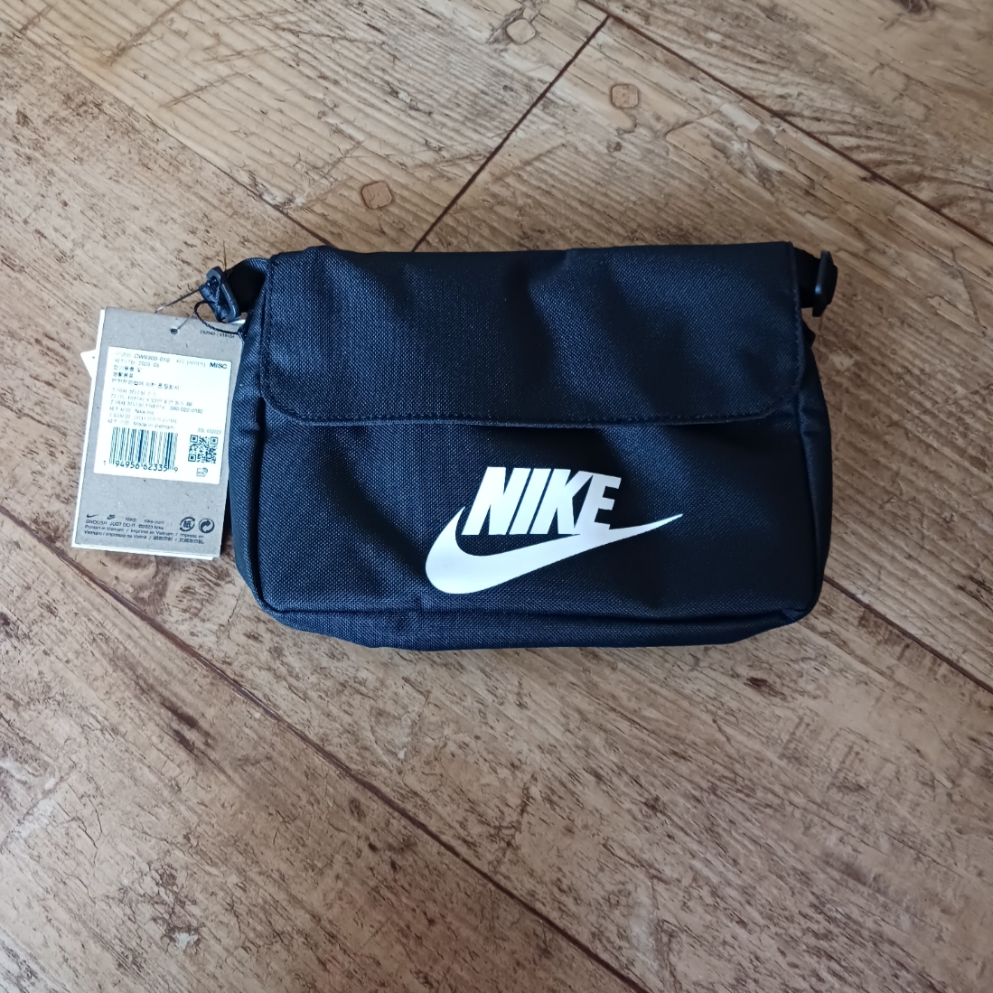 Nike NSW Futura 365 Crossbody Bag 3L Black, Stussy Fuzzy Dice T-Shirt Black 착용 스타일 - 1