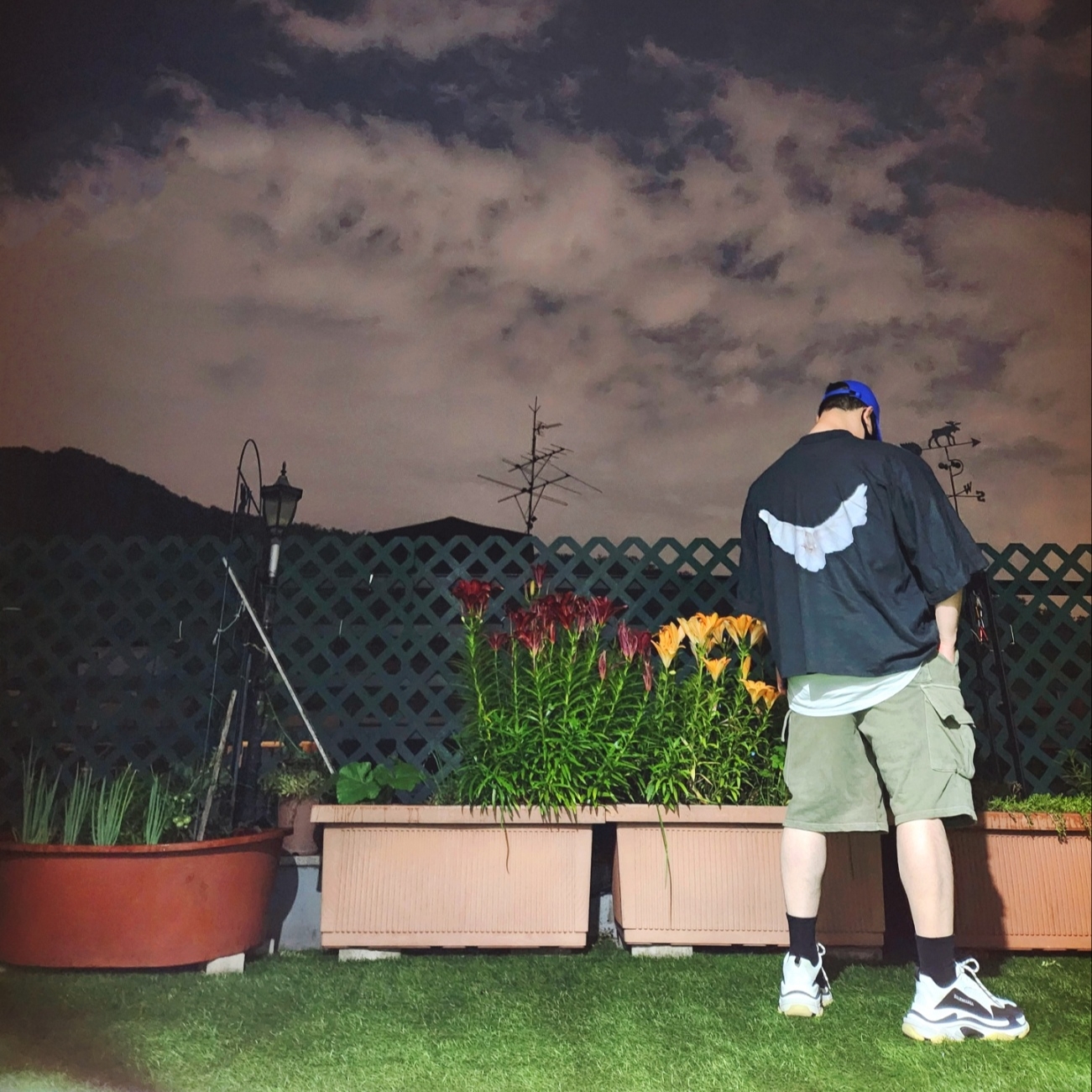 Yeezy Gap Engineered By Balenciaga Dove No Seam T-Shirt Black, Balenciaga Triple S Trainer White Black 착용 스타일 - 3