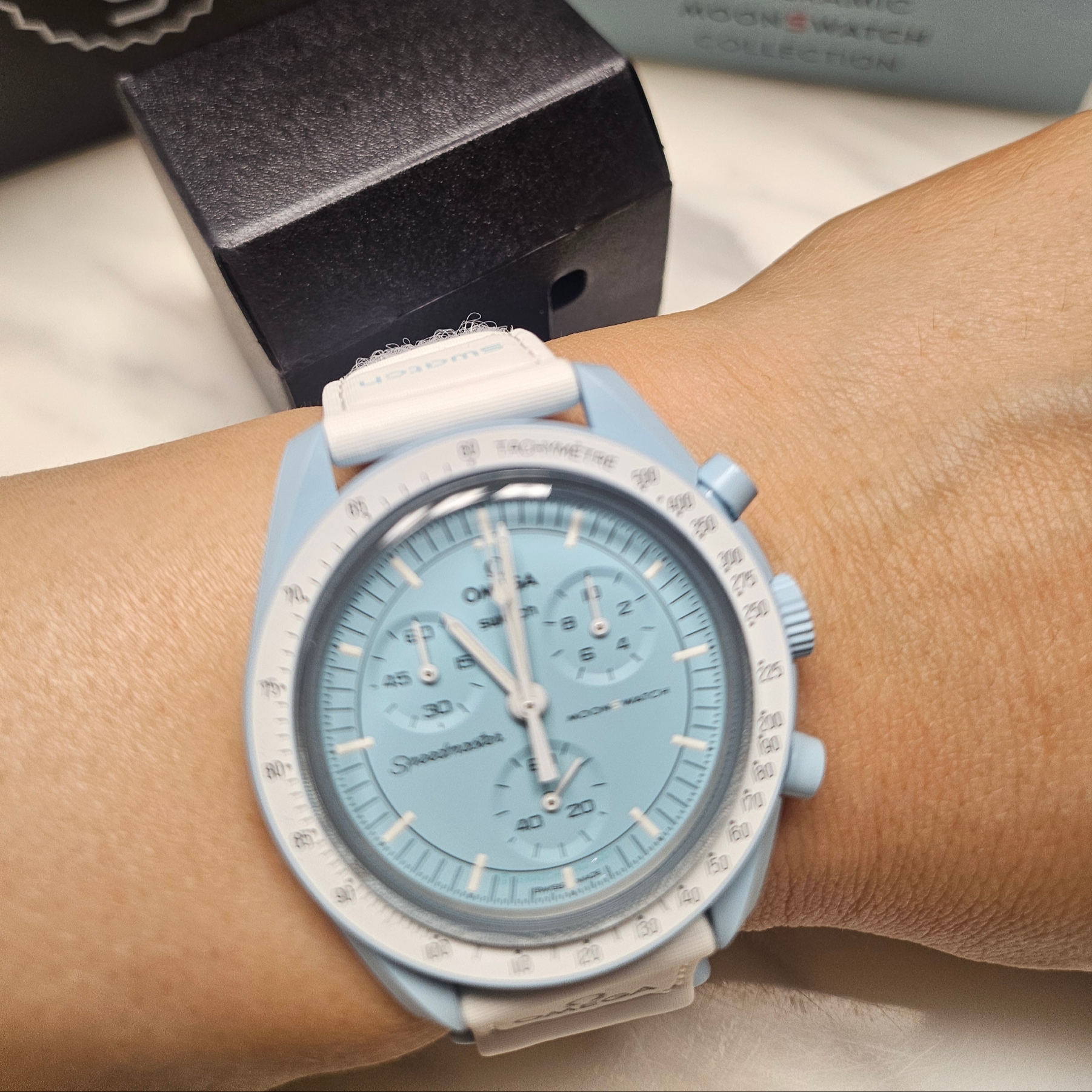 Swatch x Omega Bioceramic MoonSwatch Mission To Uranus 착용 스타일