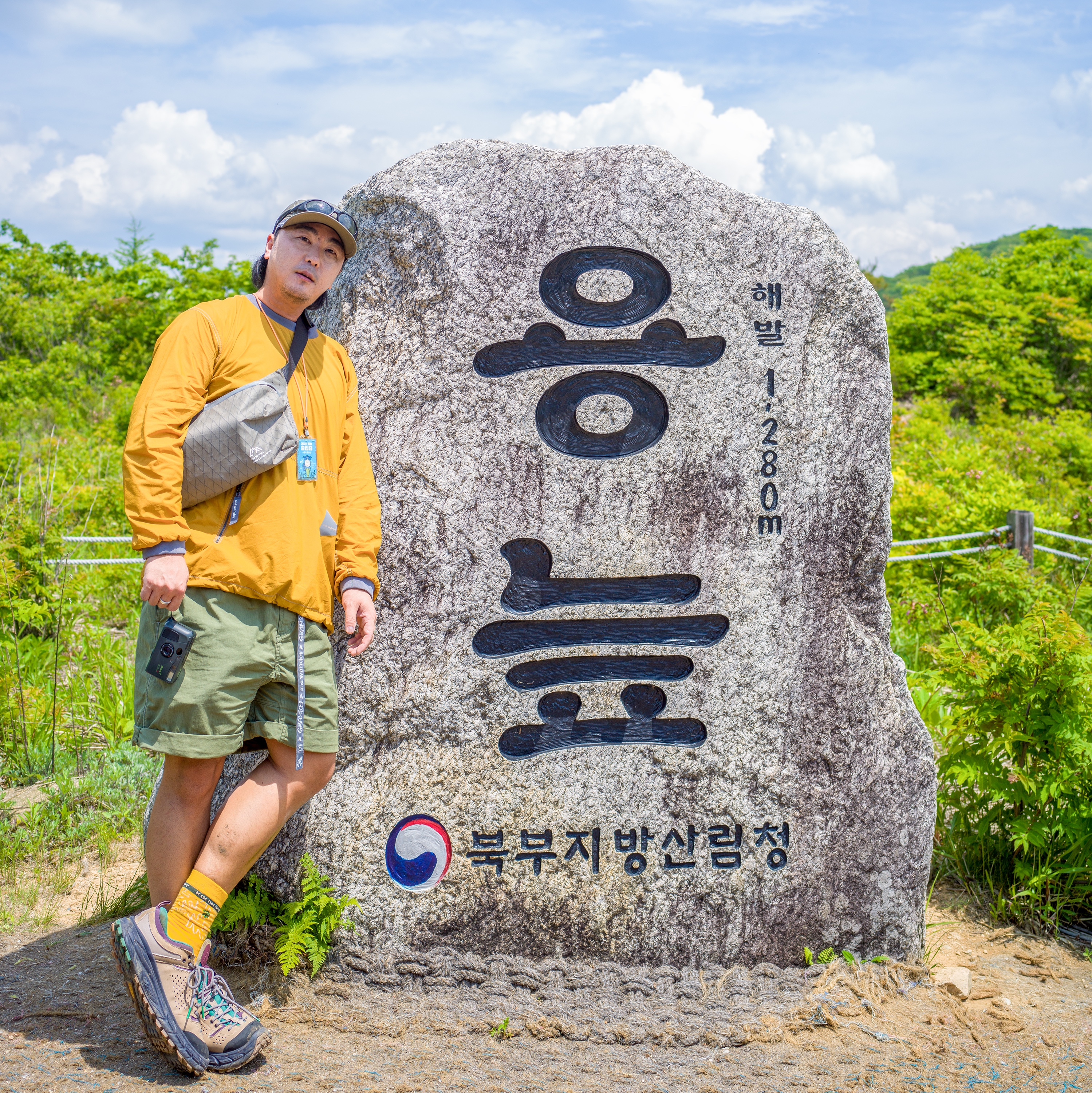 Hoka x Bodega Tor Ultra Low Natural Blazing Yellow, And Wander x Gramicci Nyco Climbing G-Short Olive 착용 스타일 - 1