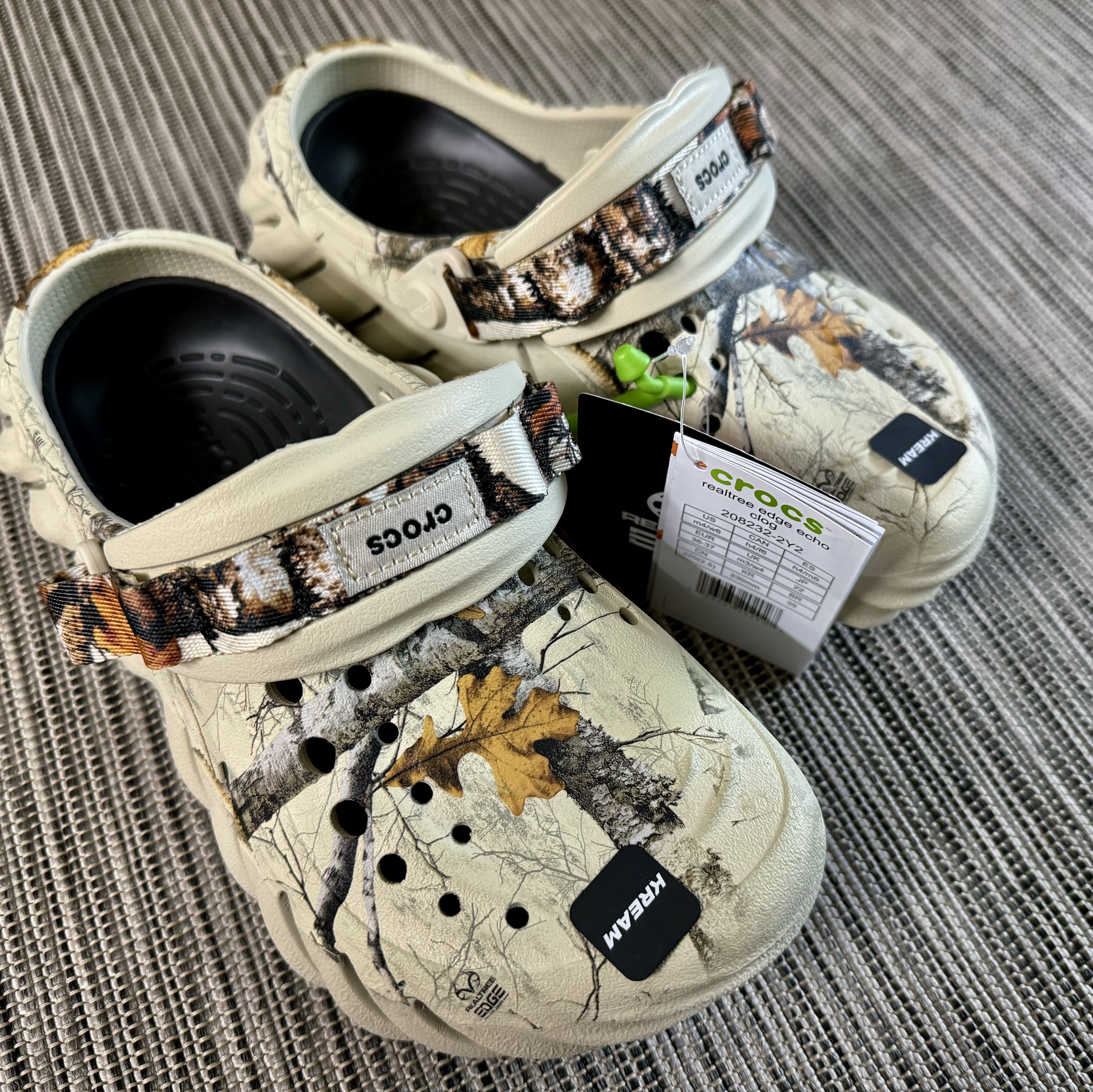 Crocs Echo Clog Real Tree Bone 착용 스타일
