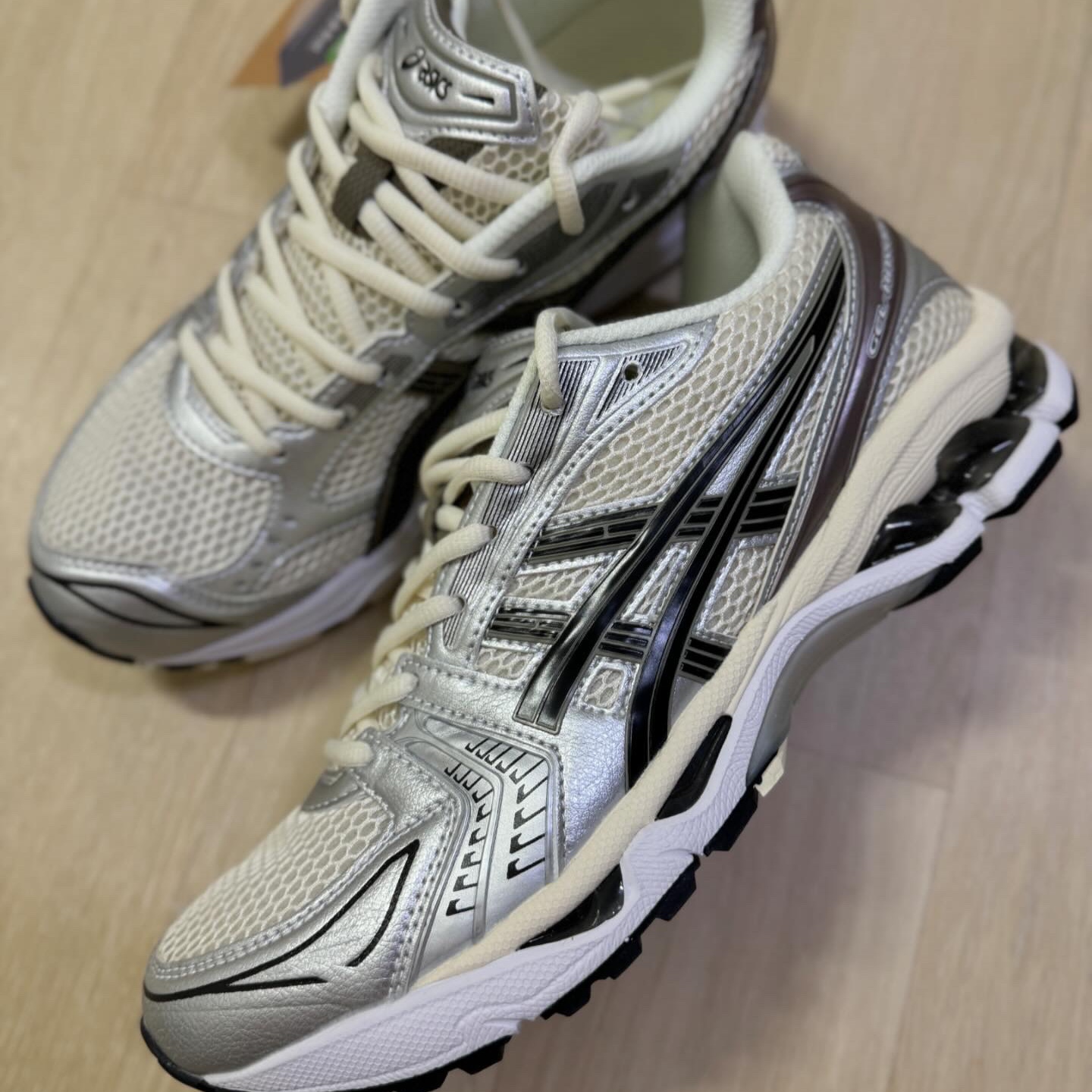 Asics Gel-Kayano 14 Cream Black 착용 스타일 - 5