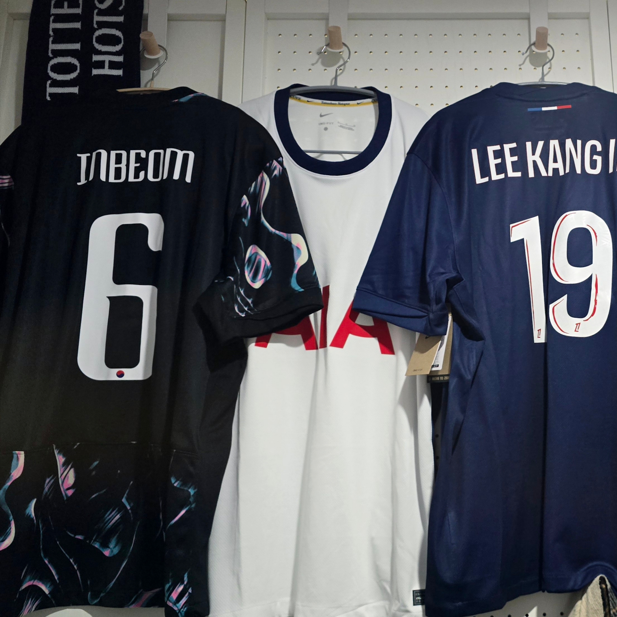 Adidas Manchester United 2023/24 Home Jersey Team Collegiate Red - KR Sizing (Non Marking Ver.), Nike Tottenham Hotspur 2024/25 Dri-Fit Stadium Home Jersey White (Non Marking Ver.) ์ฐฉ์ฉ ์คํ์ผ - 3