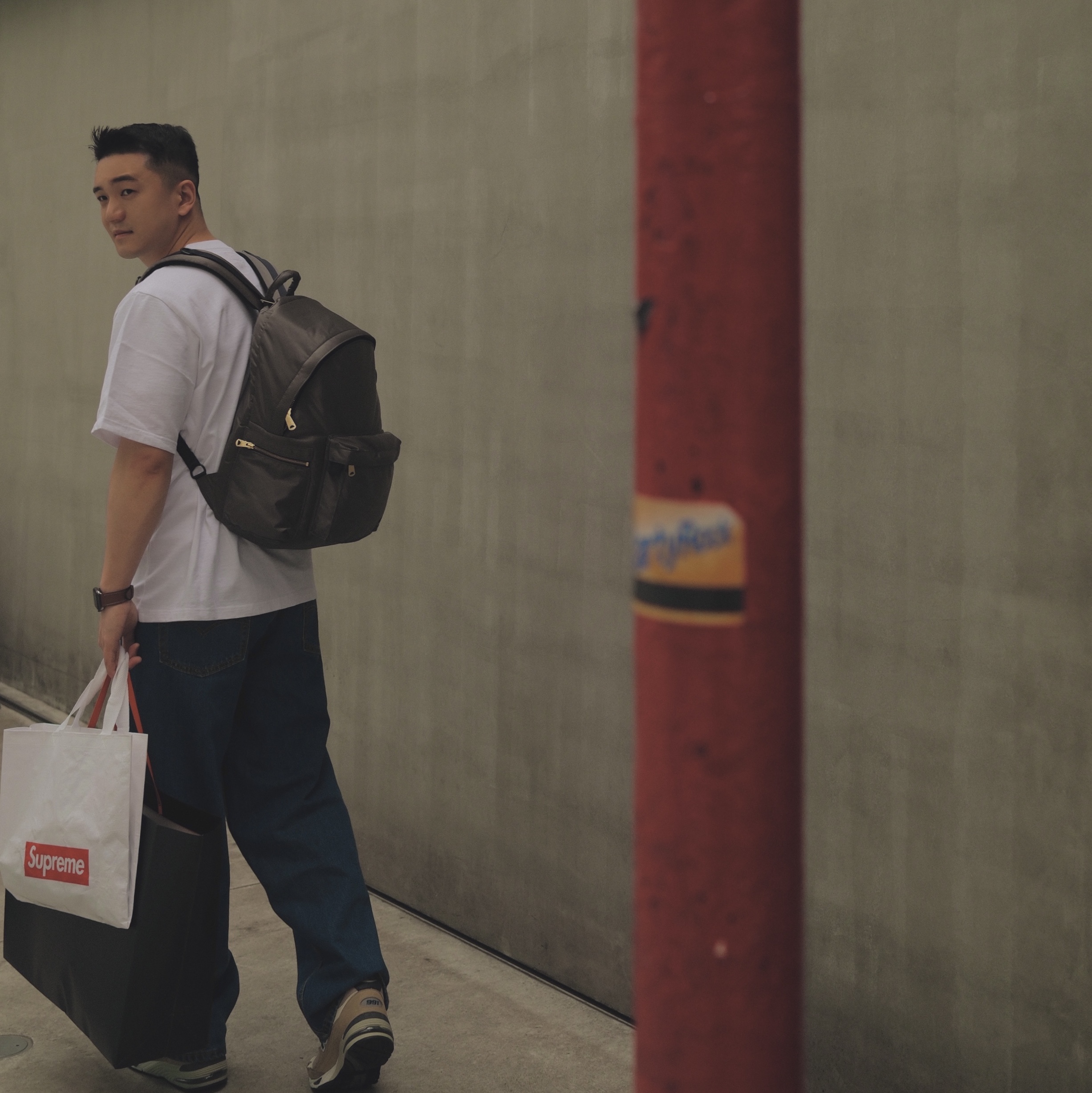 Porter PX Tanker Daypack Silver Gray, New Balance 991 Made in UK Khaki Brown 착용 스타일