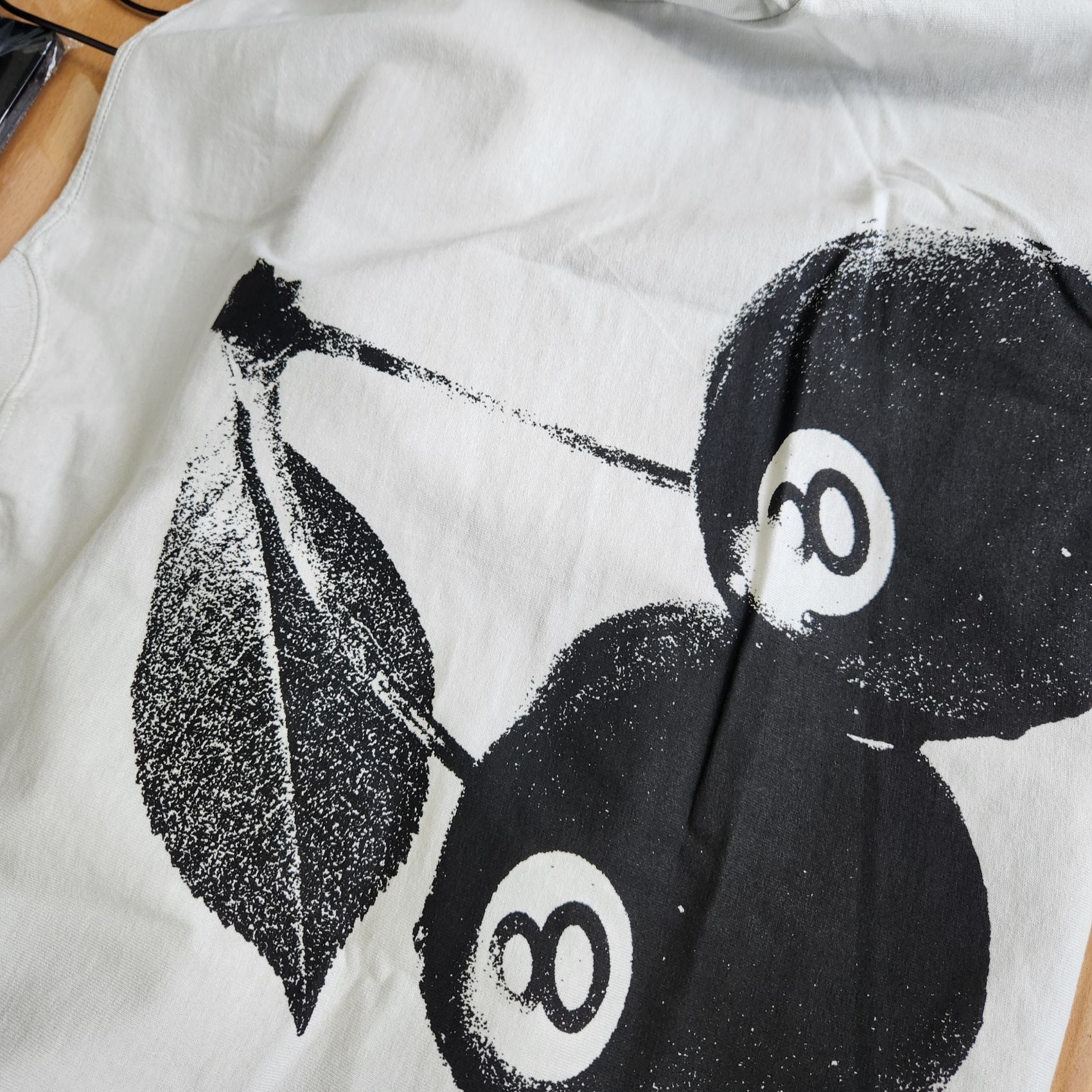 Stussy Cherries T-Shirt Fog 착용 스타일