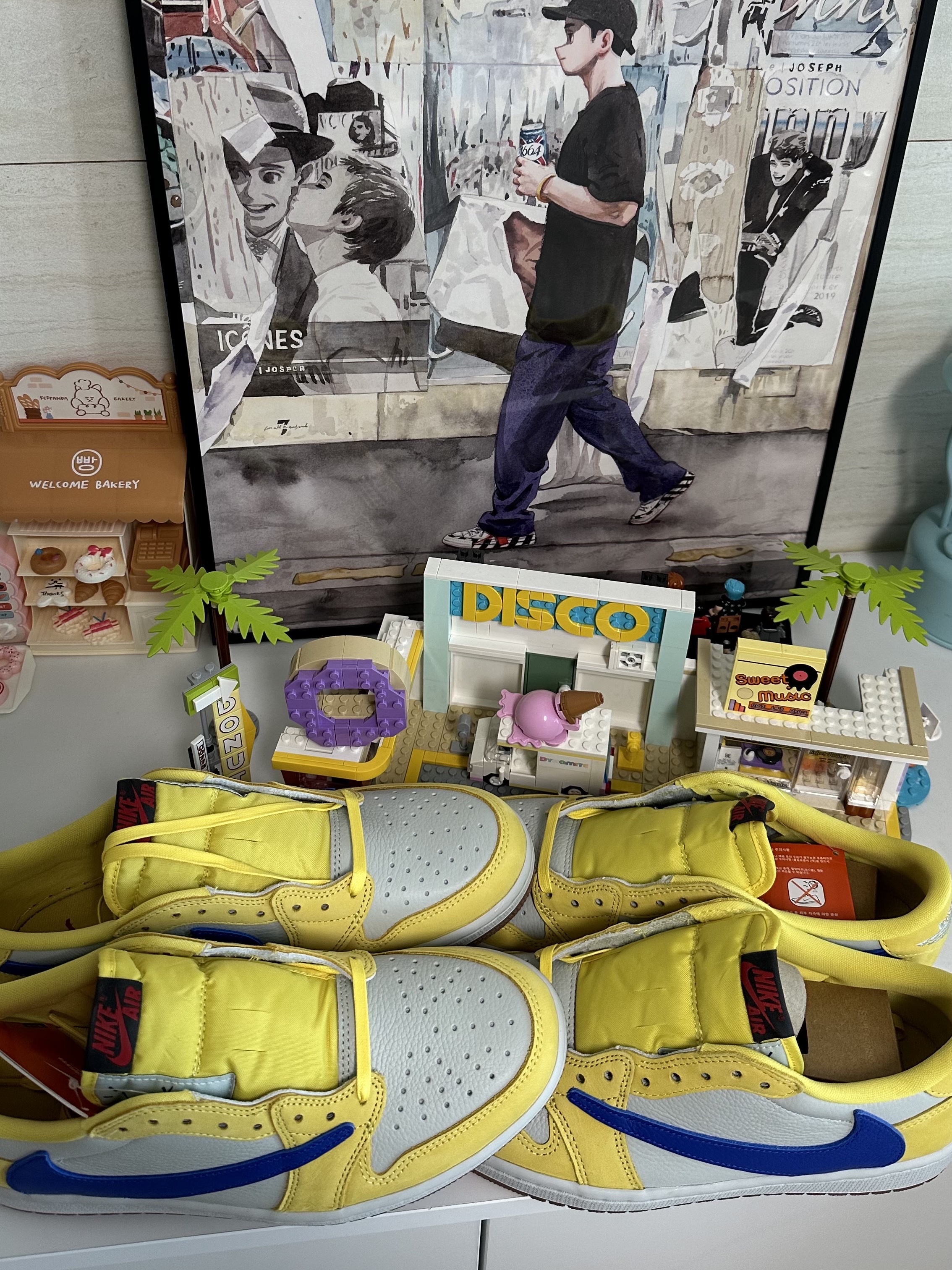(W) Jordan 1 x Travis Scott Retro Low OG SP Canary, Jordan 11 Retro Low Black and Varsity Royal 착용 스타일 - 2