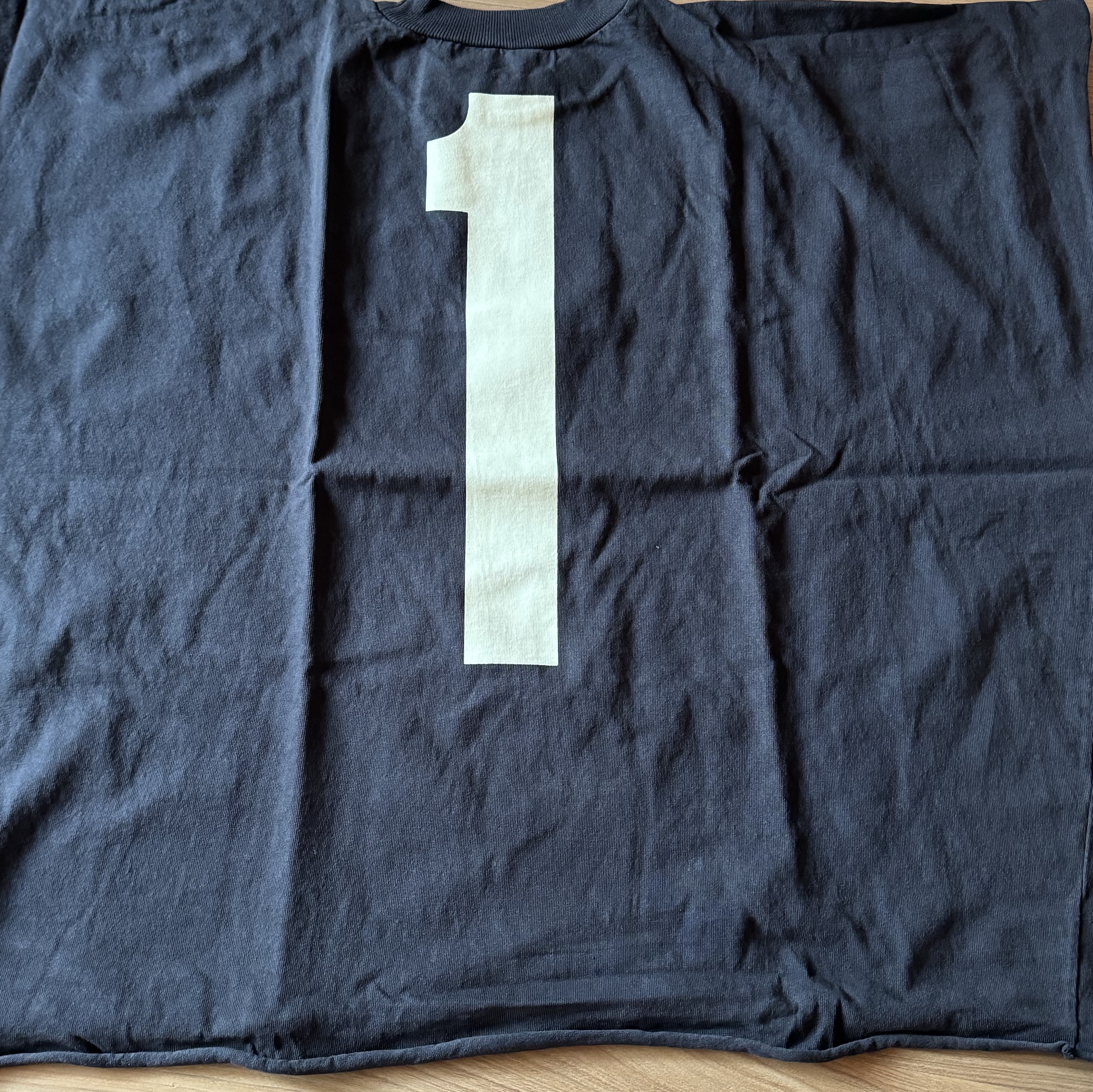 Yeezy One Box T-Shirt Black 착용 스타일