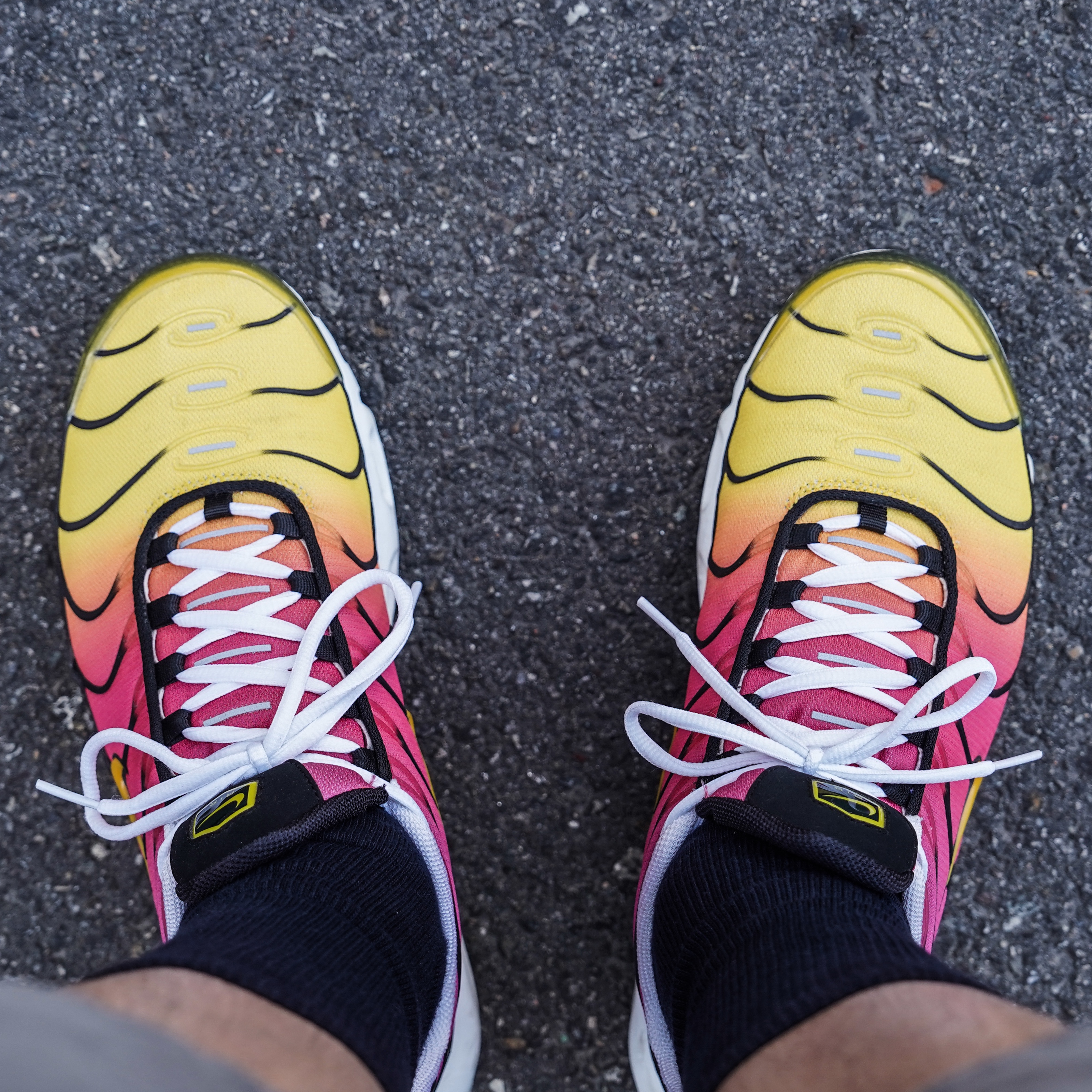 Nike Air Max Plus Gold and Raspberry Red 착용 스타일