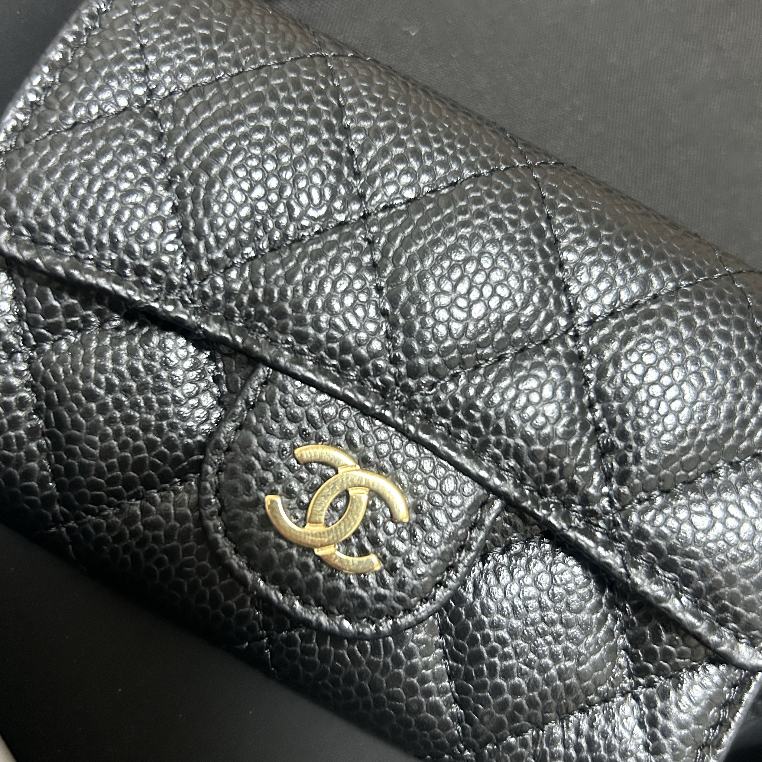Chanel Classic Card Holder Grained Calfskin & Gold Black 착용 스타일