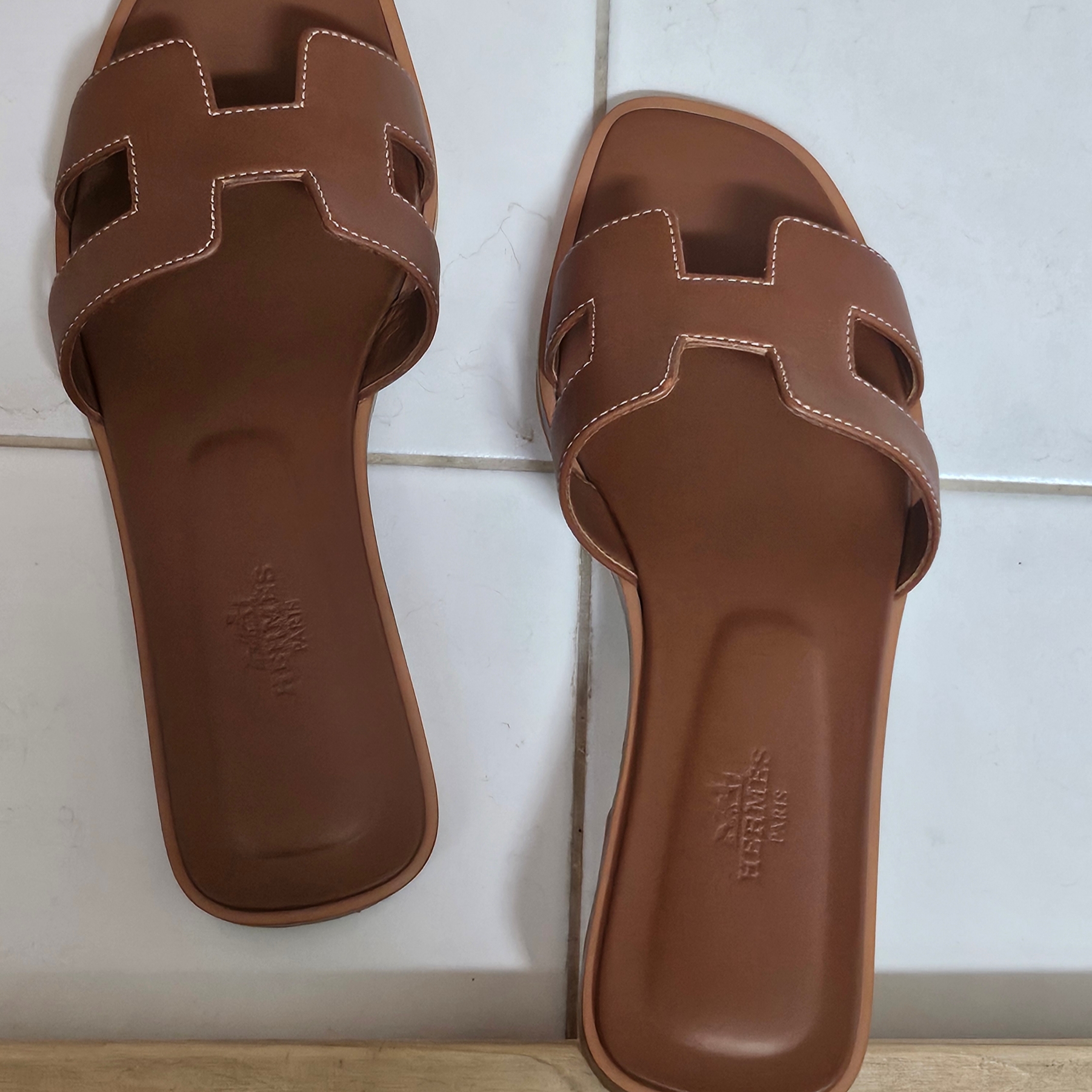(W) Hermes Oran Sandal Calfskin & Gold Piqures Ecrues 착용 스타일