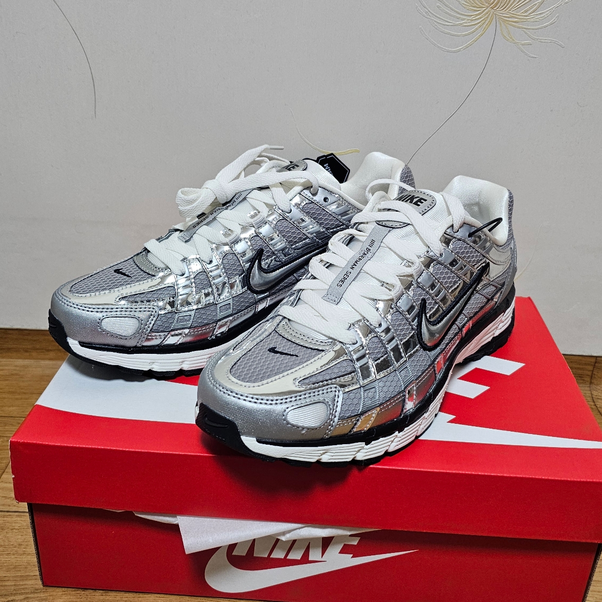 Nike P-6000 Metallic Silver 착용 스타일