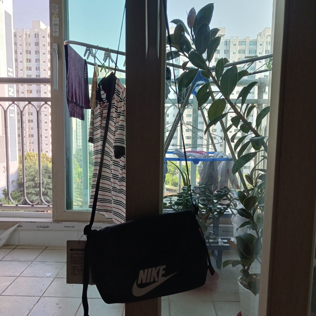 Nike NSW Futura 365 Crossbody Bag 3L Black, Stussy Fuzzy Dice T-Shirt Black 착용 스타일 - 2