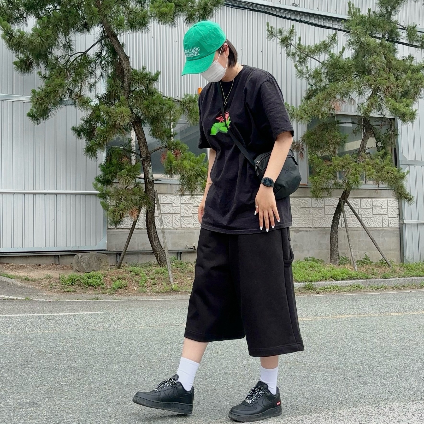 Nike x Supreme Air Force 1 Low Black, Arc'teryx Mantis 1 Waistpack Black II 착용 스타일