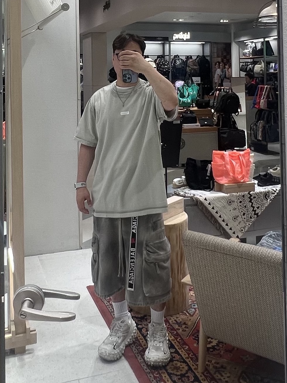 Supreme Overprint Small Box S/S Top Grey - 24SS, Balenciaga Defender Sneakers Light Beige 착용 스타일 - 1