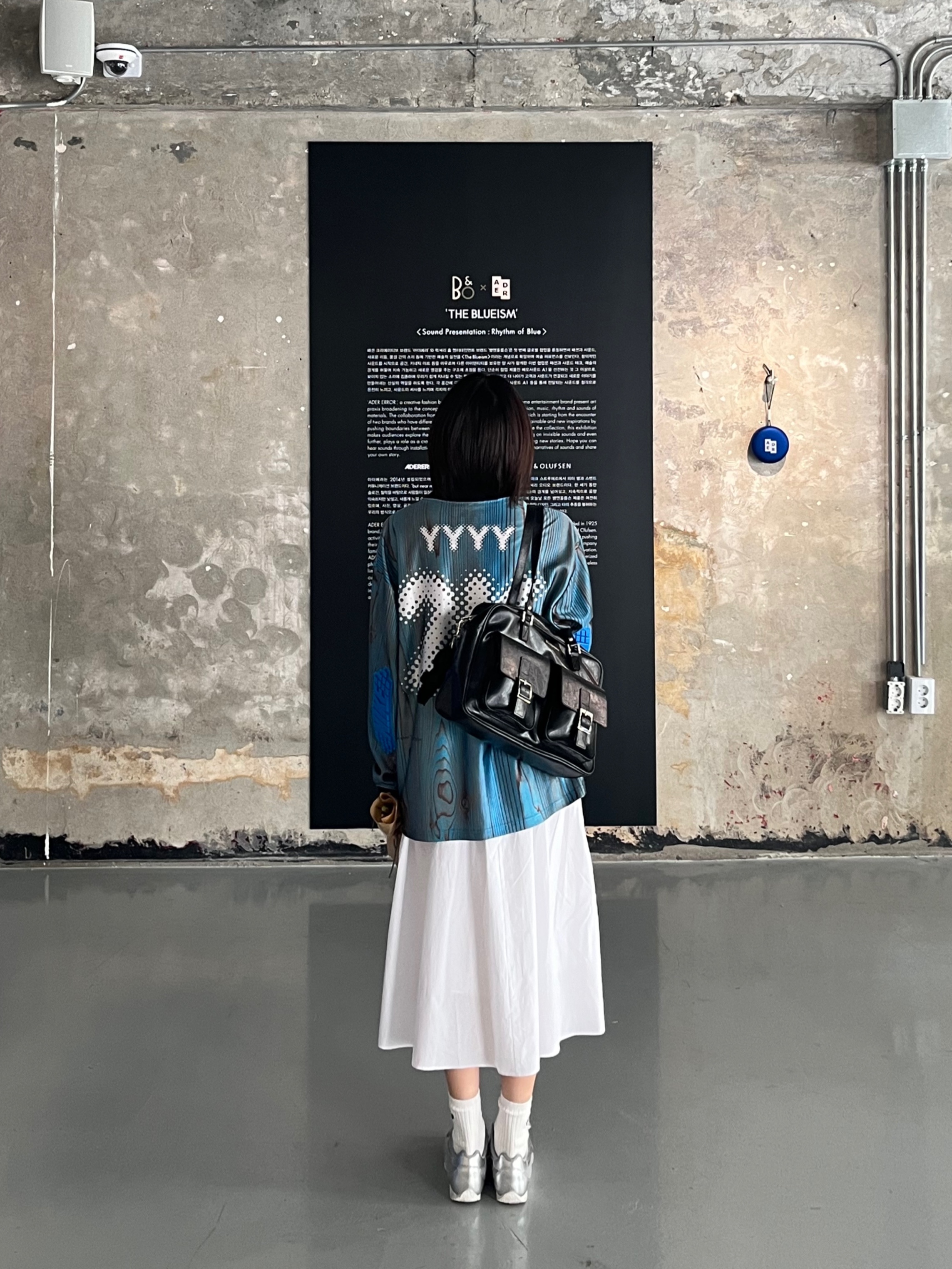 Fillintheblank PK Shoulder Bag Marble Denim Blue 착용 스타일