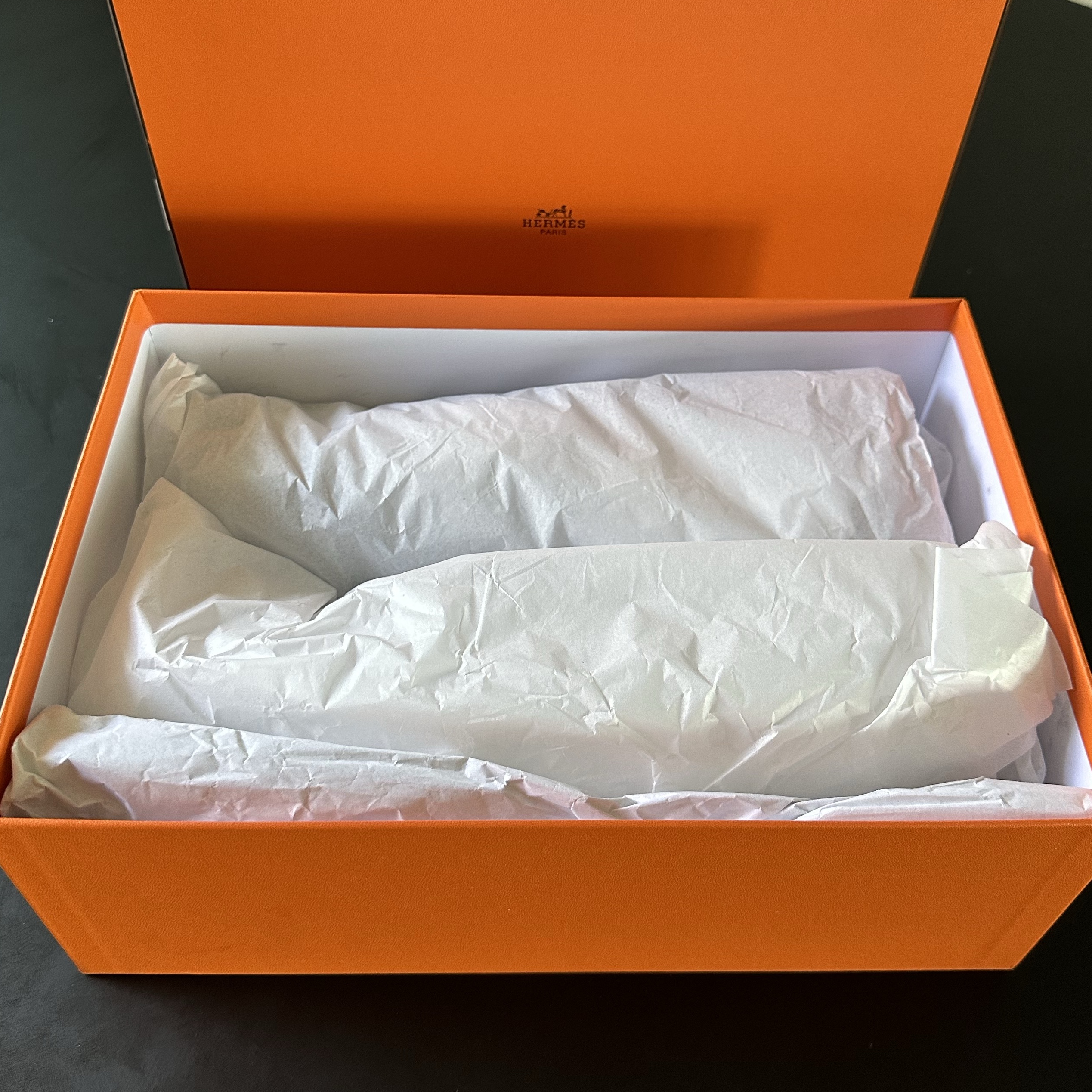 (W) Hermes Paris Loafers Goatskin & Palladium Noir 착용 스타일 - 7