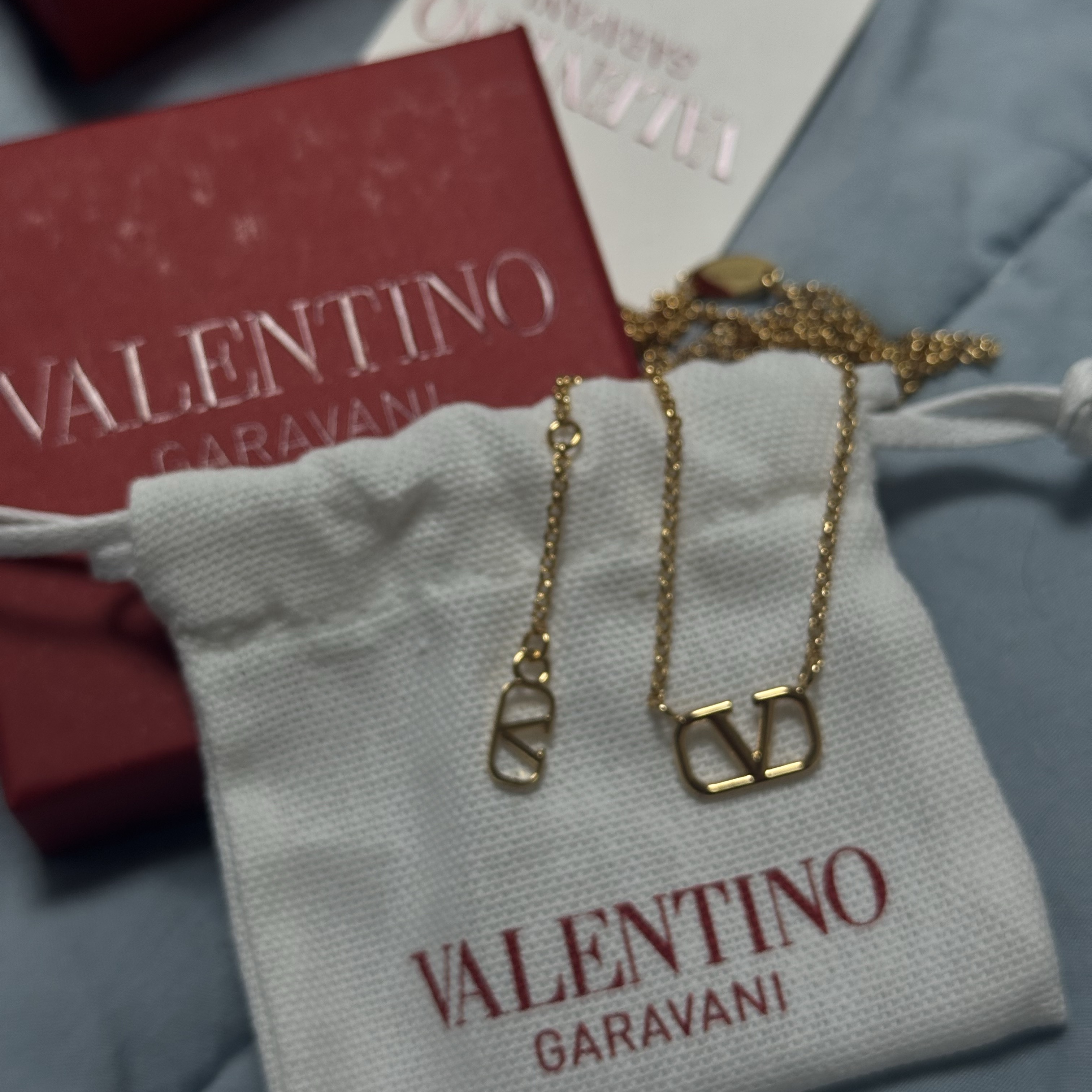 Valentino V Logo Necklace Gold 착용 스타일 - 1