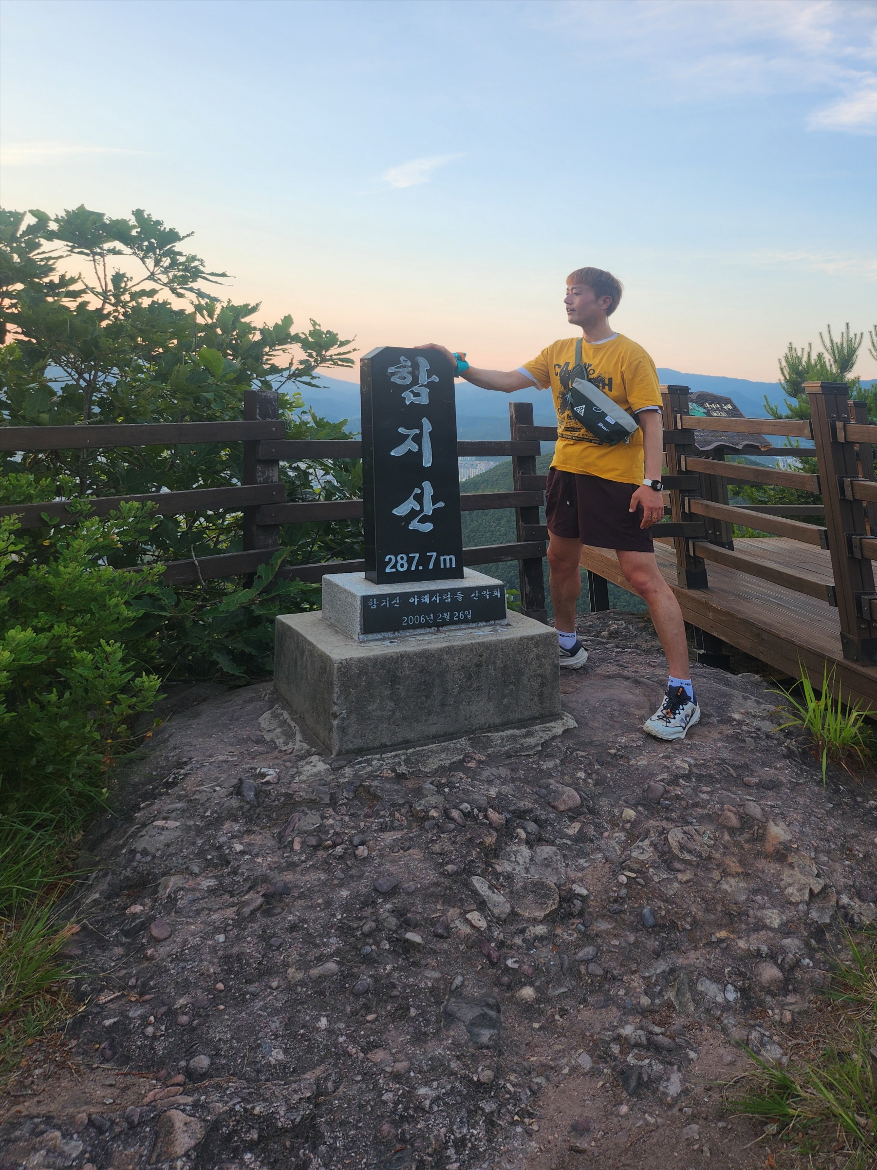 Nike NRG ACG Trail Shorts Earth - Asia, Nike ACG Mountain Fly 2 Low Summit White and Bright Mandarin 착용 스타일 - 1