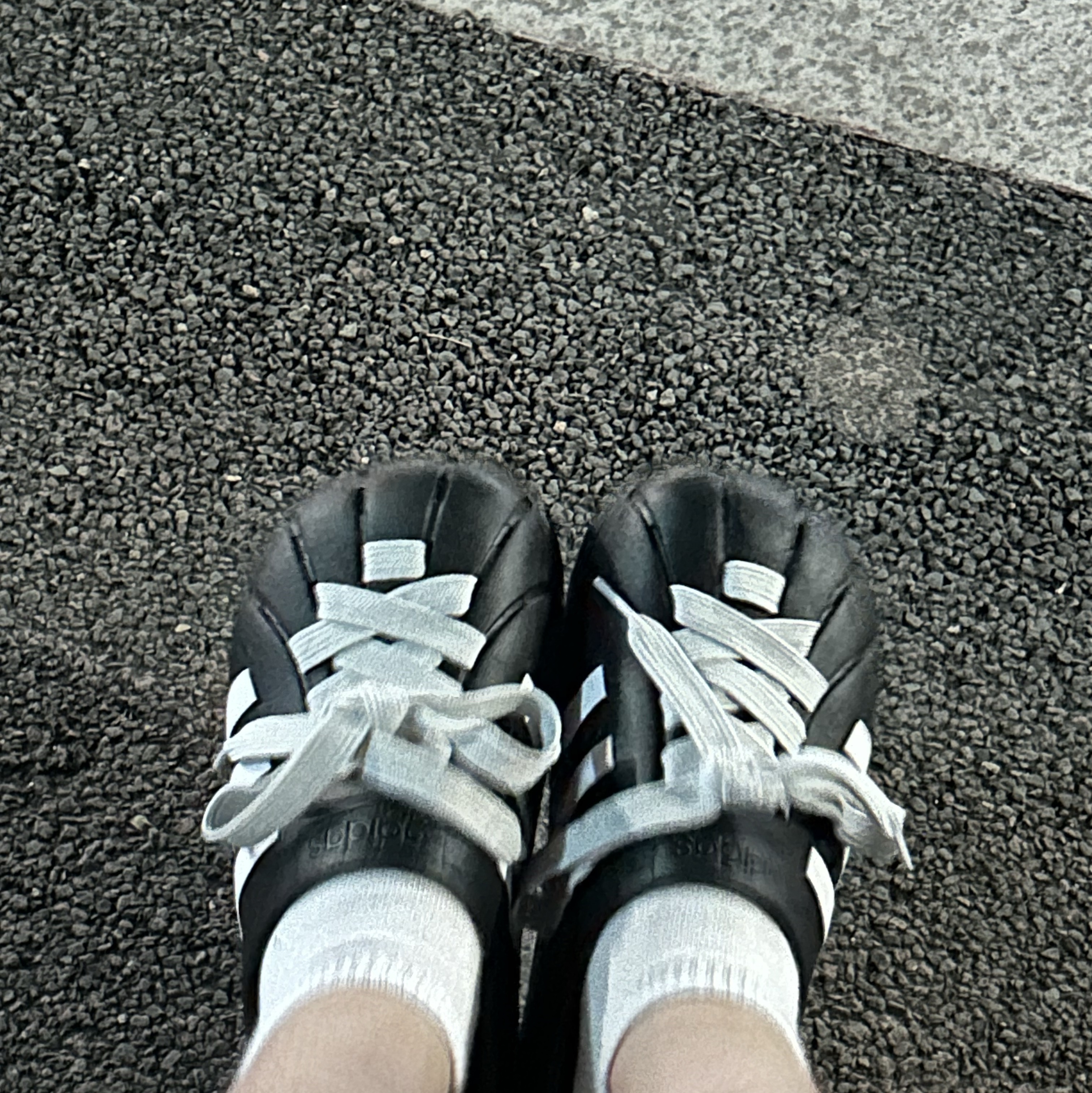 Adidas Adilette Clog Black White 착용 스타일