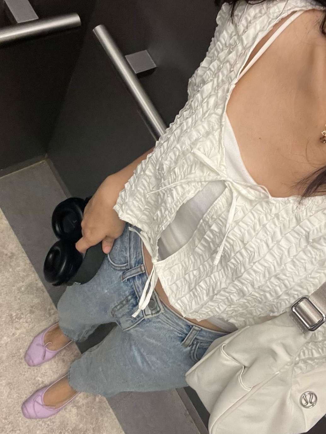 [KREAM 단독] Maison Cleo Women Anne Cotton Ruffled Blouse Off White 착용 스타일