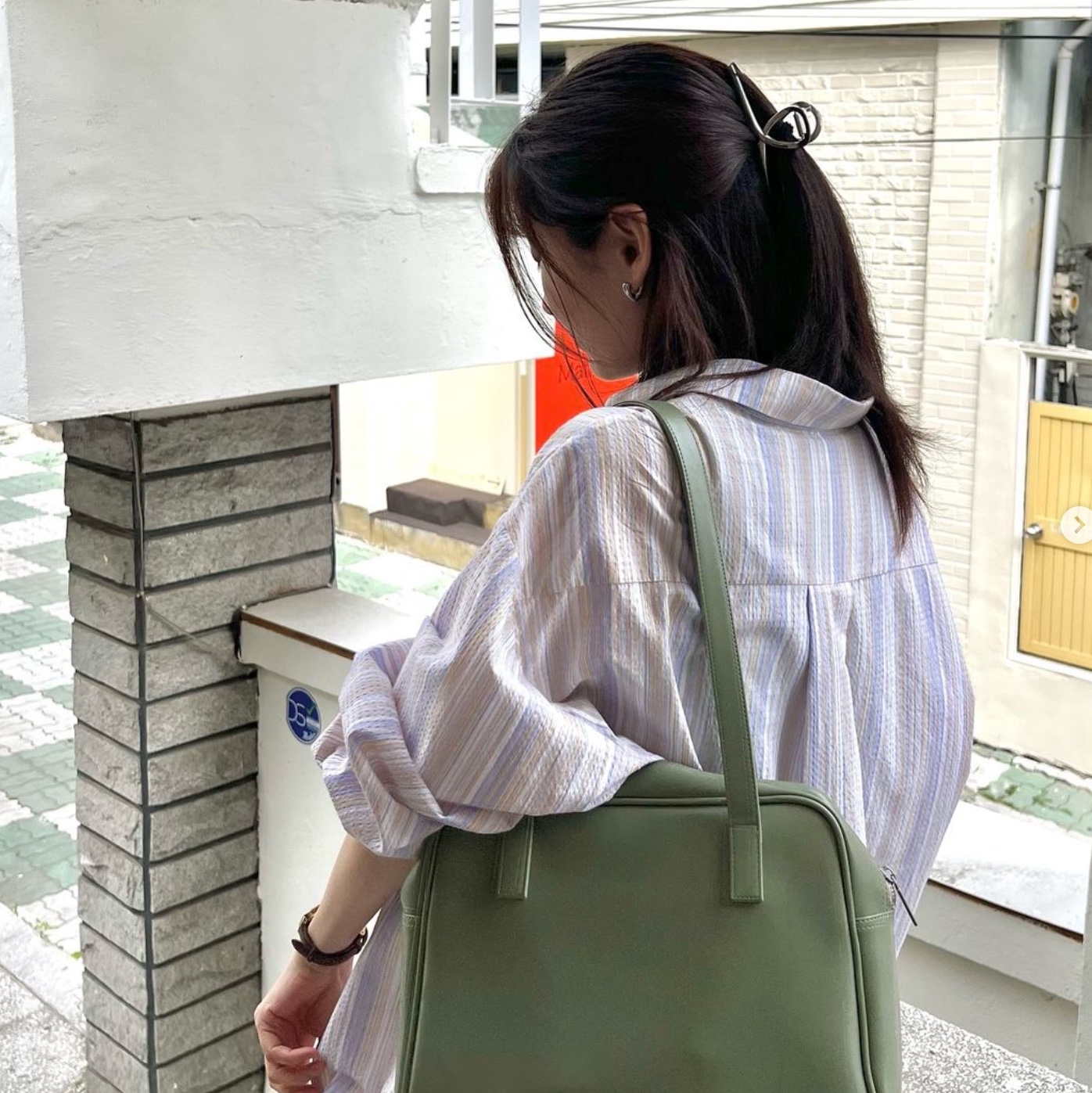 Fillintheblank Trapezoid Middle Shoulder Bag Camel, Fillintheblank Trapezoid Middle Shoulder Bag Mint 착용 스타일