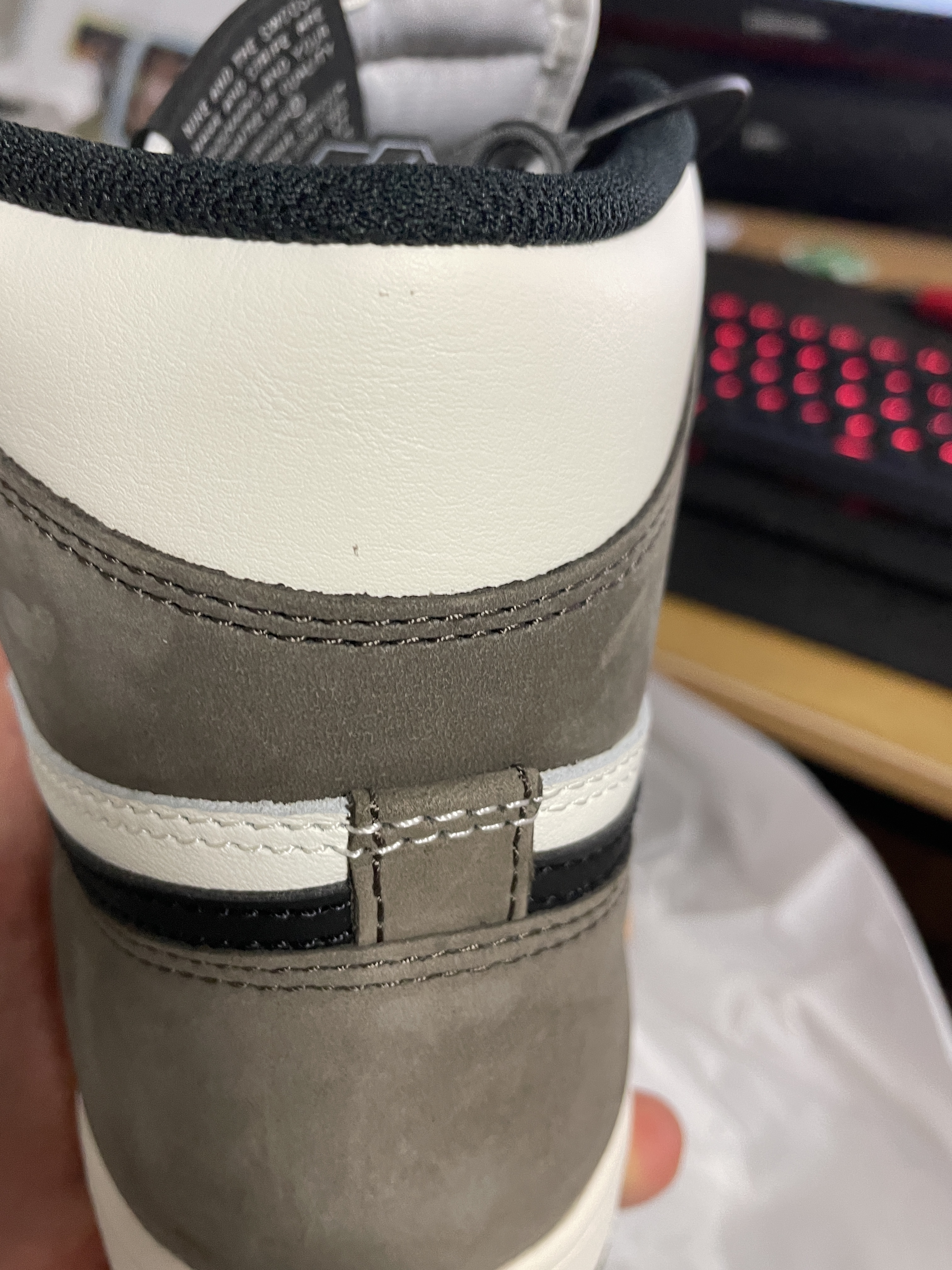Jordan 1 Retro High OG Black Mocha 착용 스타일 - 2
