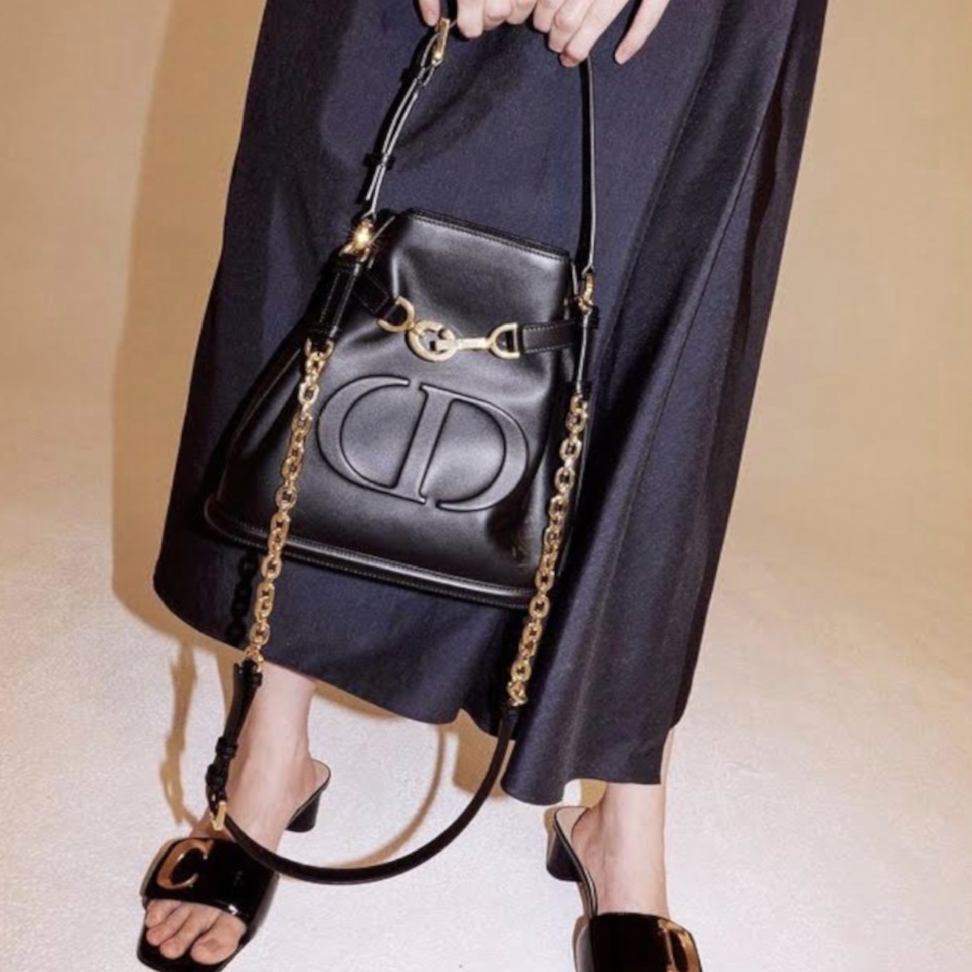 Dior Medium C'est Dior Bag CD Embossed Calfskin Black 착용 스타일 - 2