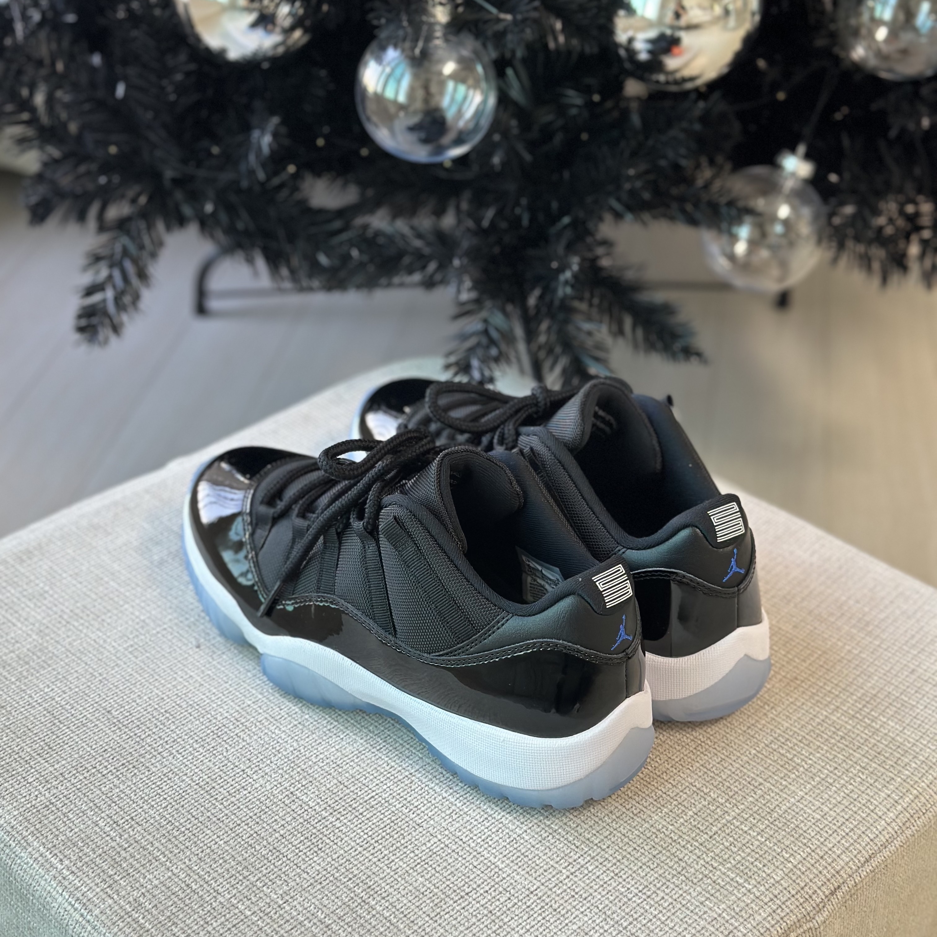 Jordan 11 Retro Low Black and Varsity Royal 착용 스타일 - 1