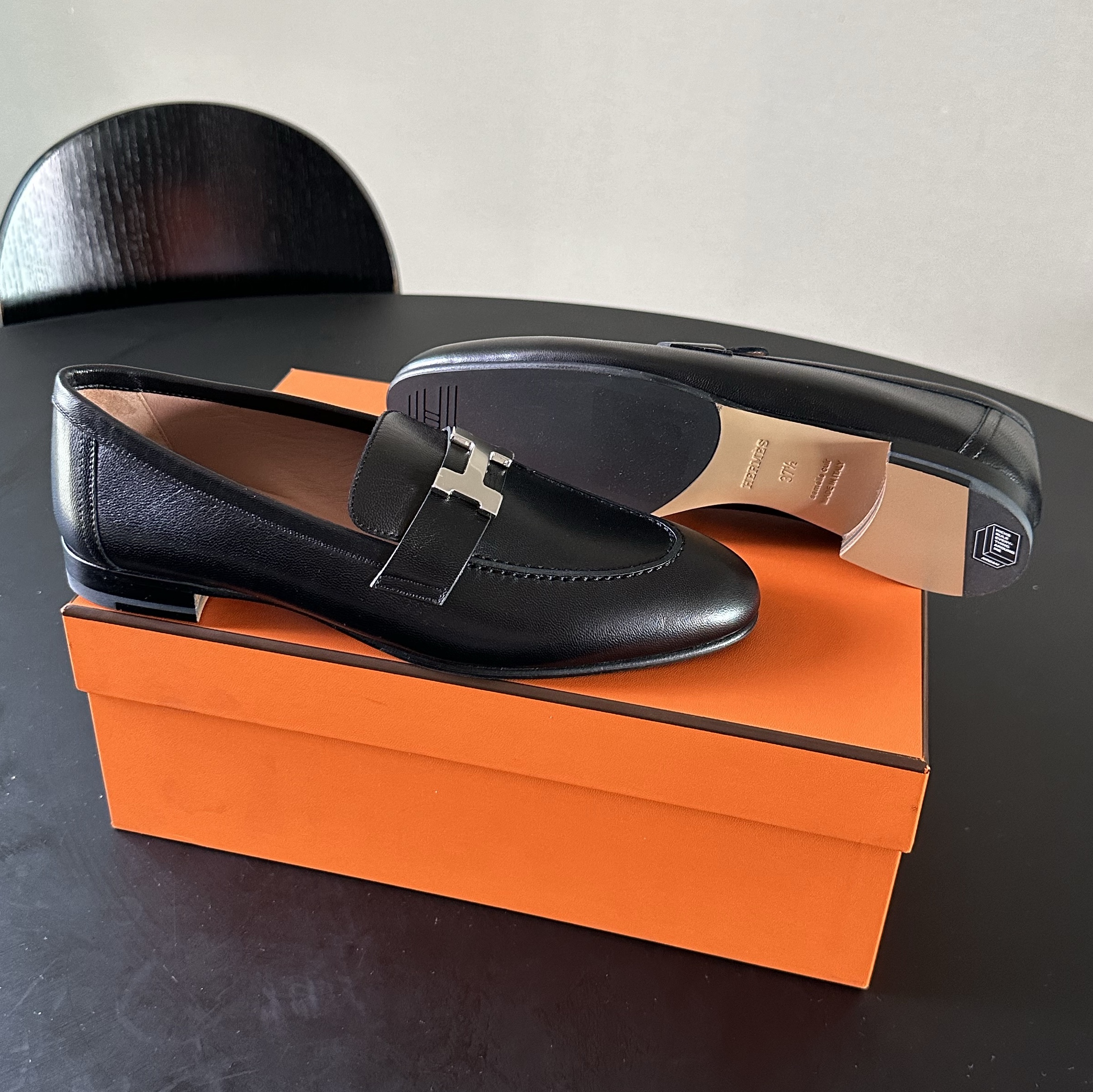 (W) Hermes Paris Loafers Goatskin & Palladium Noir 착용 스타일 - 5