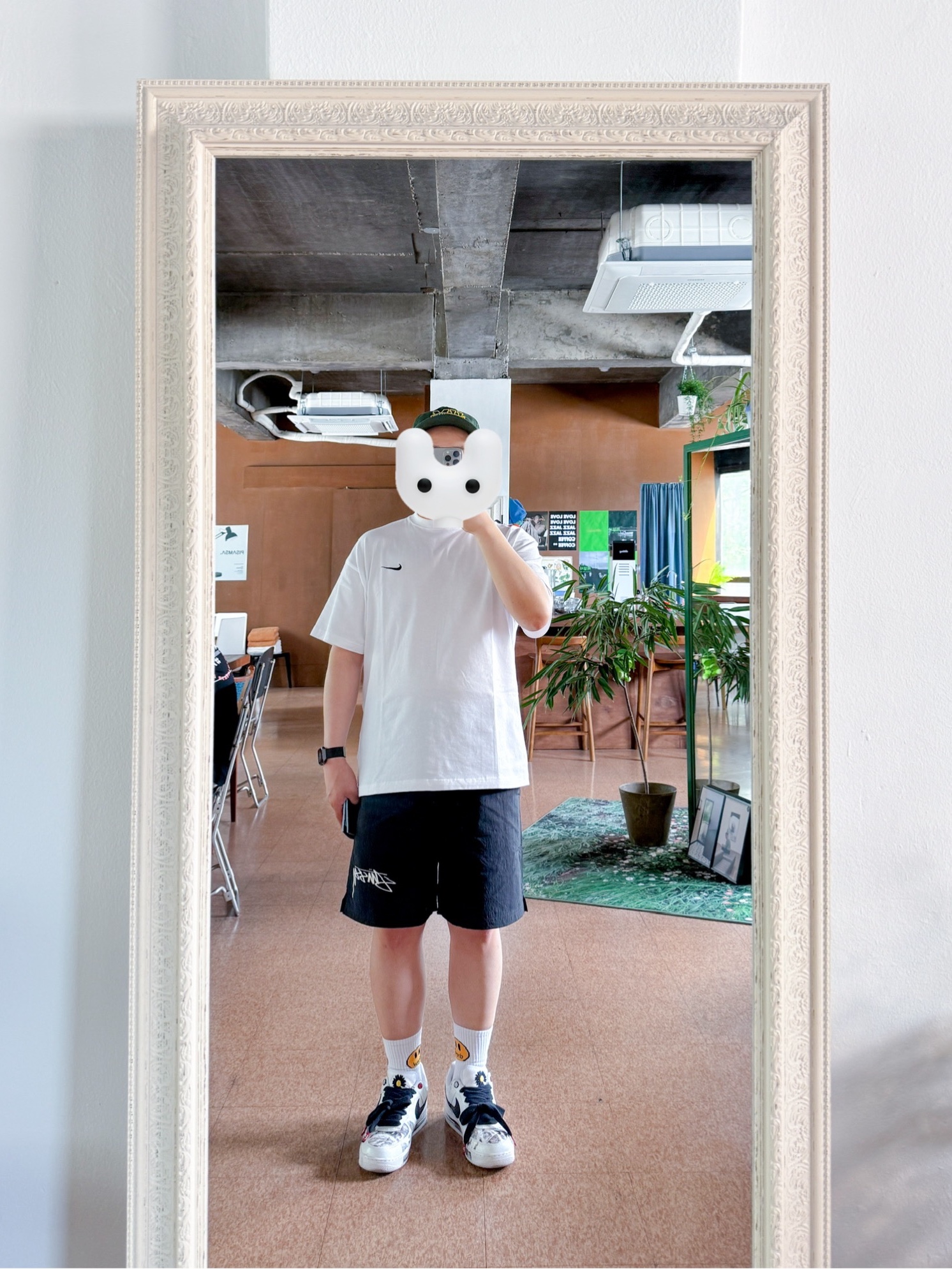 Nike x Stussy T-Shirt White (DV1774-100), Nike x Stussy Shorts Black (FJ9167-010) 착용 스타일